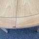 Table ronde extensible style Directoire rénovée en bois clair  avec 2 rallo