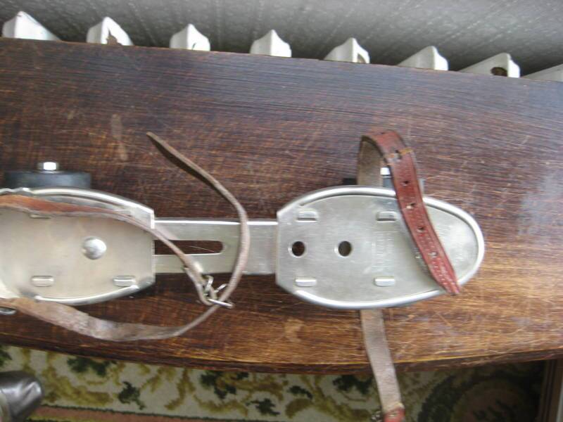 patins à roulettes 1945  sports  Une Paire soit  2 patins à roulettes acier