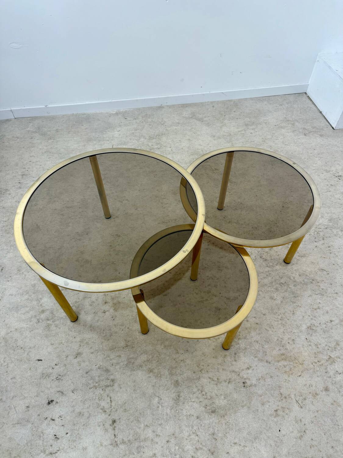 Ancienne table basse gigogne en laiton et verre fumé design italien des années 70 vintage