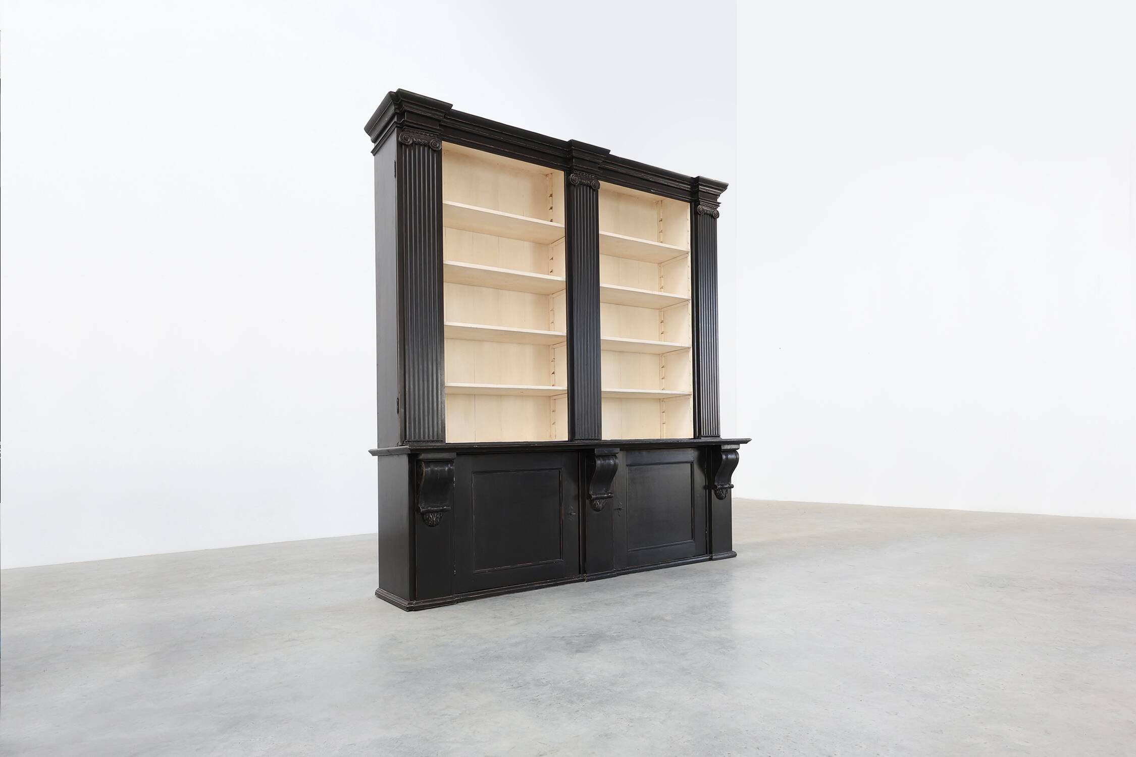 Bibliothèque haute noire du 20e siècle en MDF, Royaume-Uni