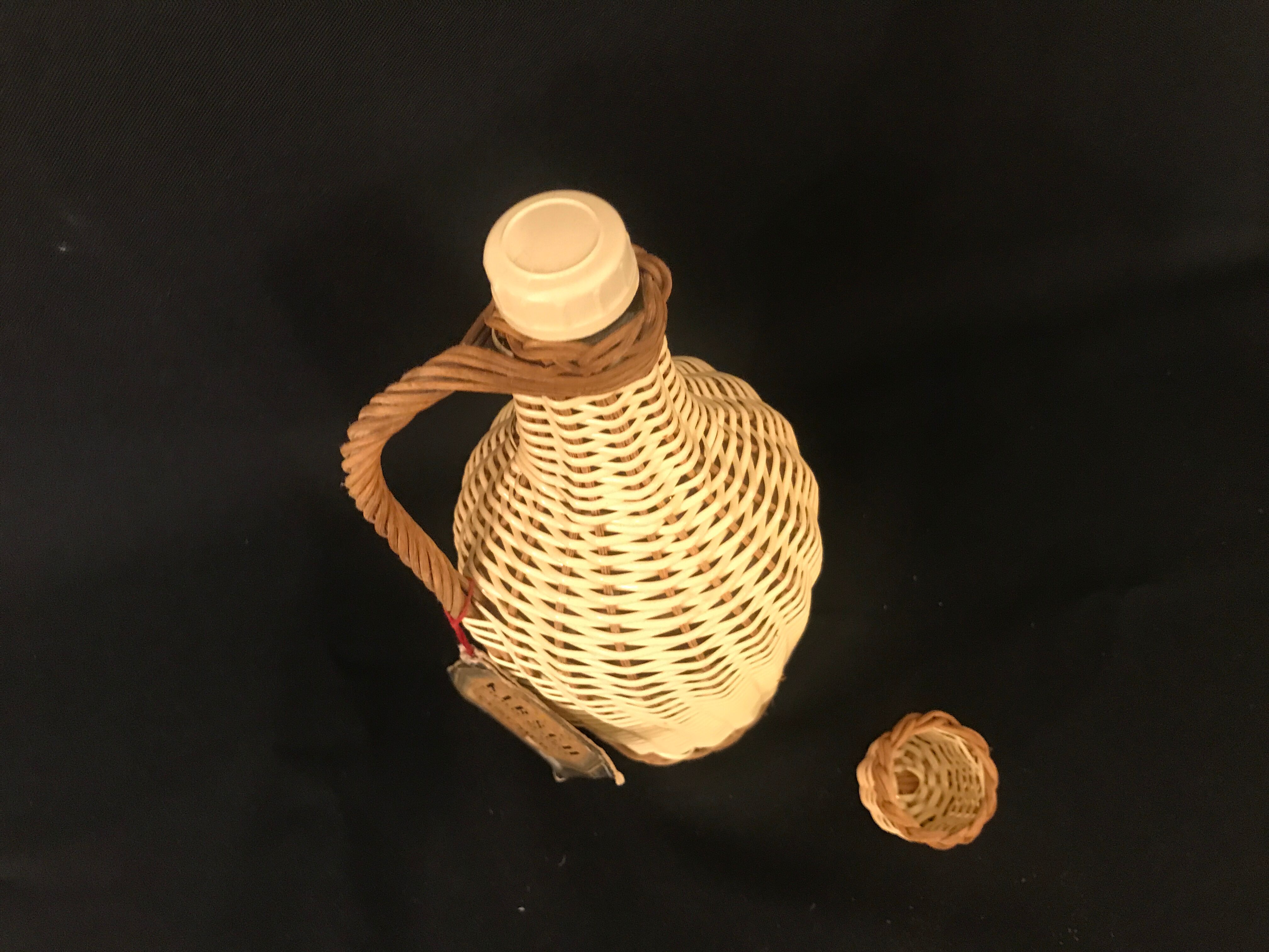 Bouteille ancienne en verre osier  scoubidou  vintage 1960 Kirsch Cusenier