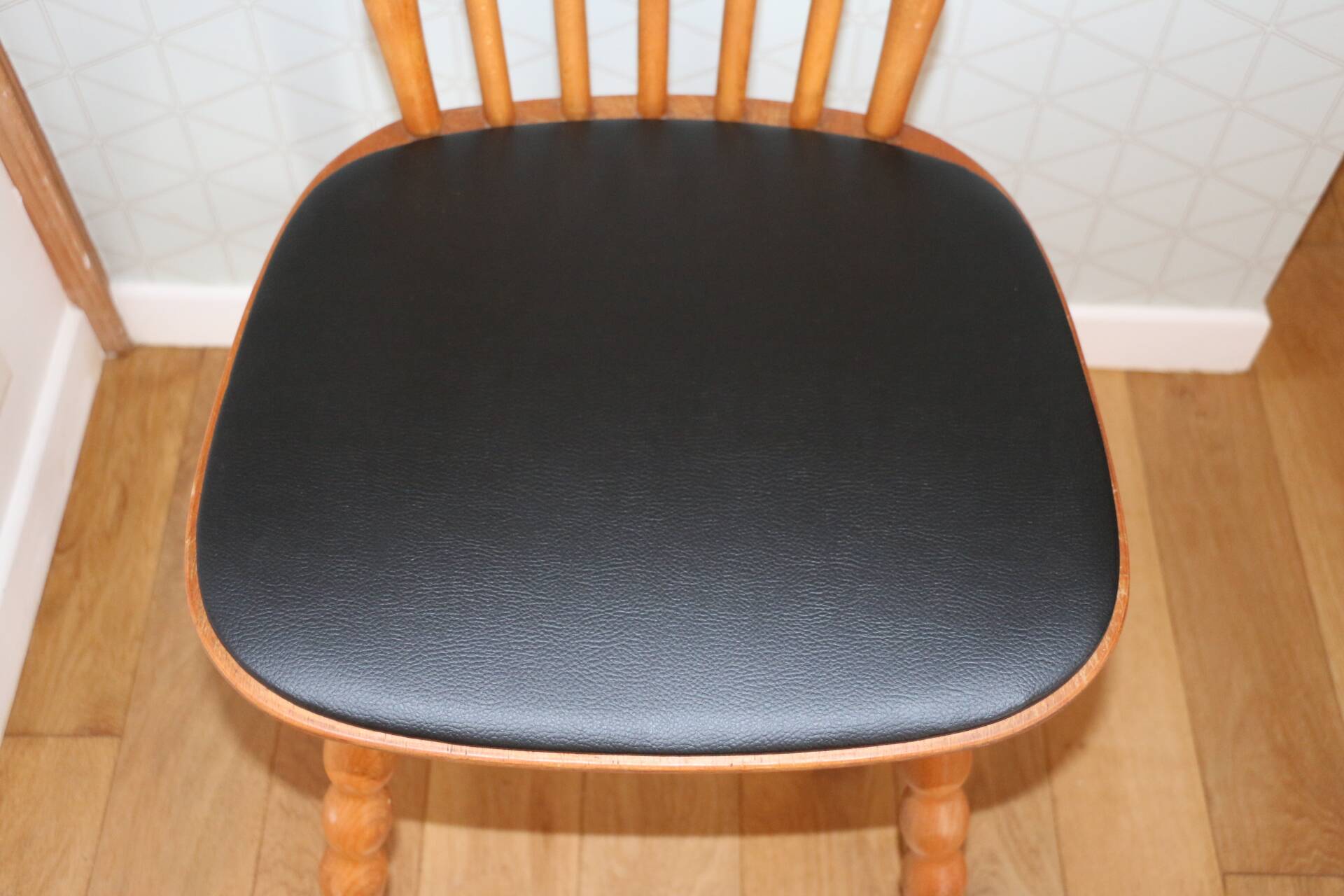 4 BAUMANN Tacoma chairs in black imitation leather and light beech