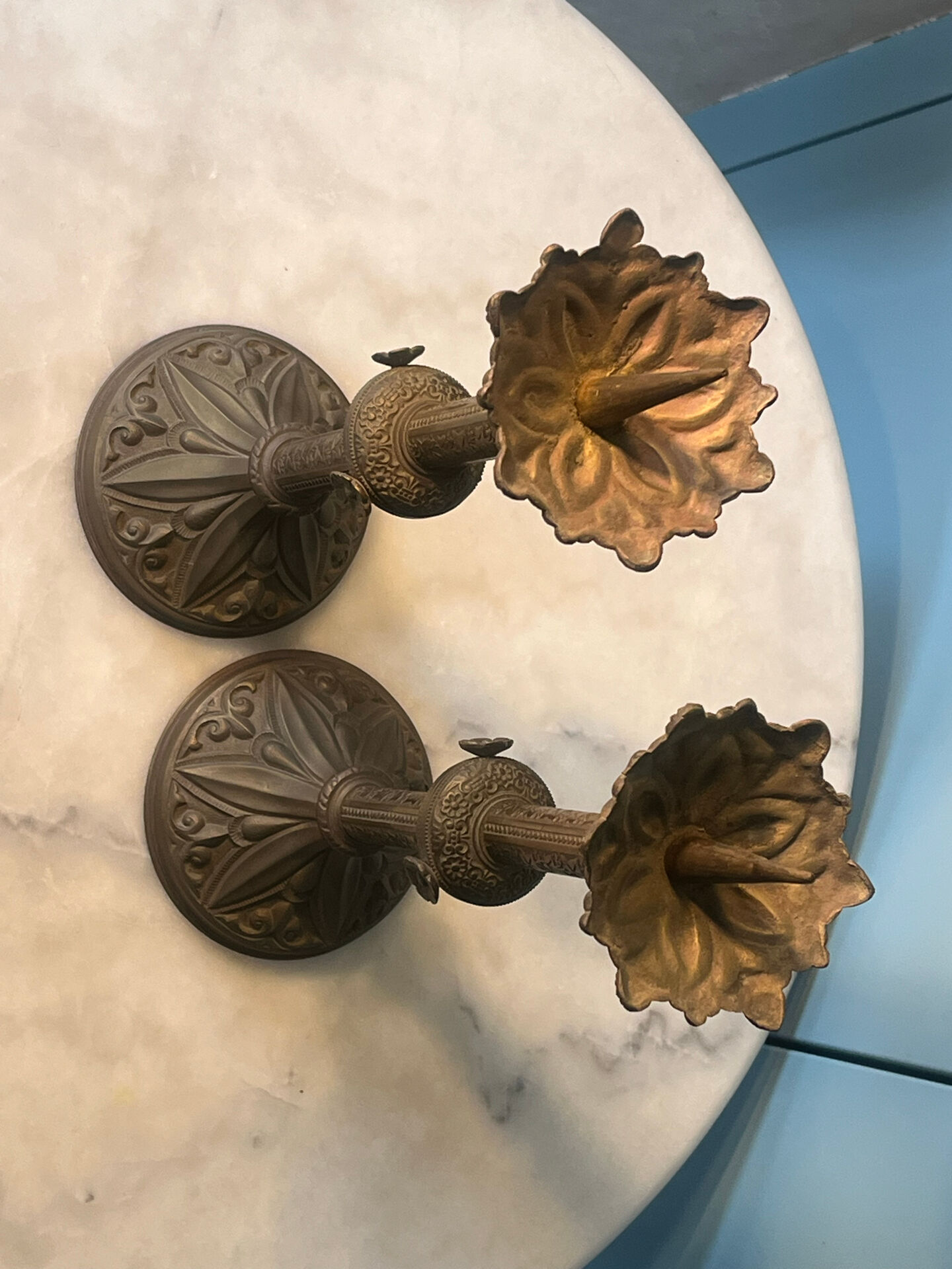 Paire de pique-cierges néo-gothiques en bronze