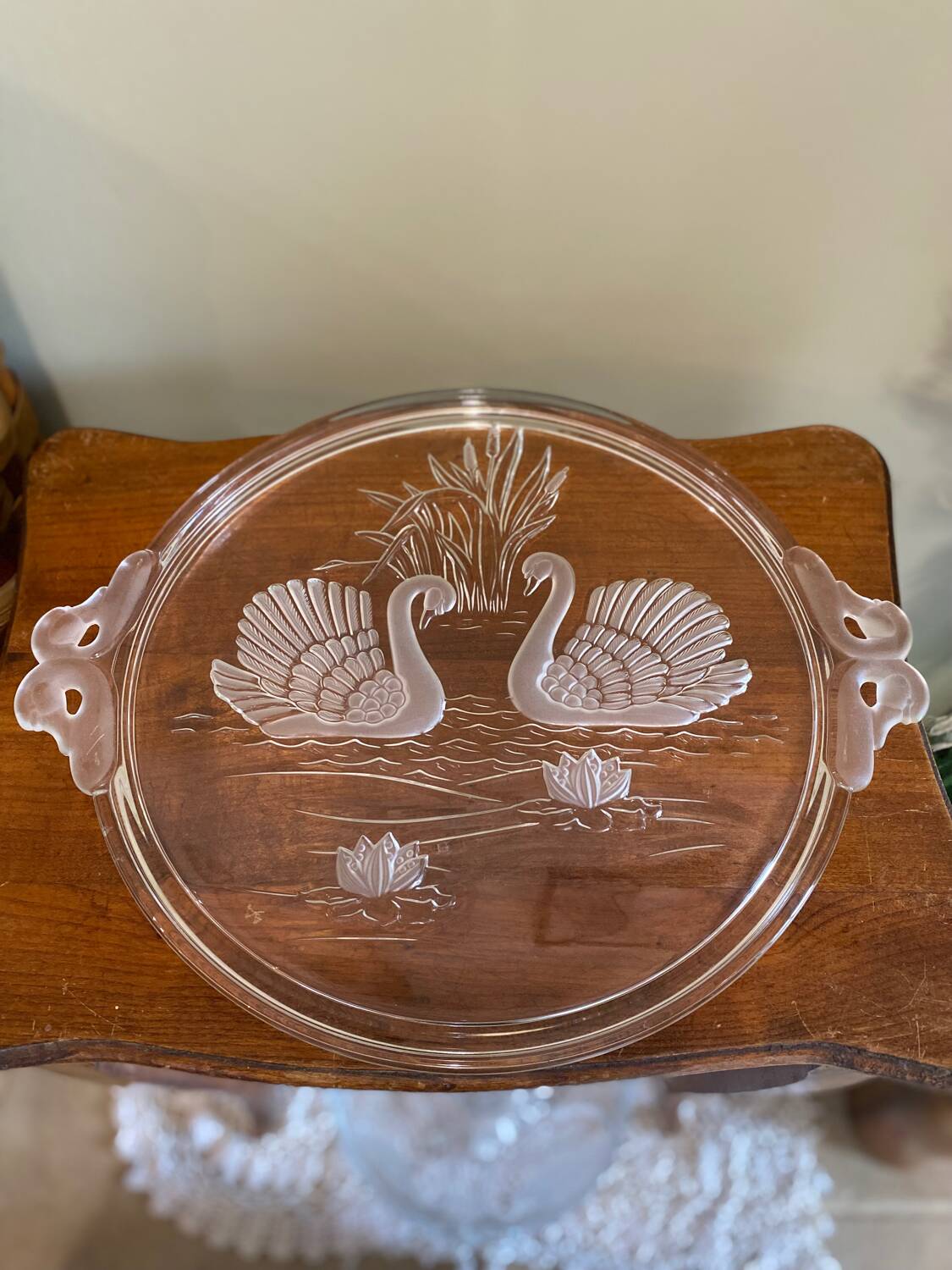 Glass tray with swan decor