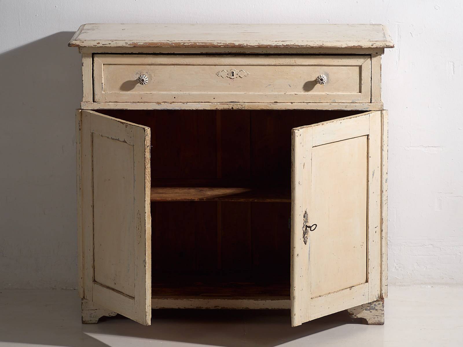 Ancienne commode blanche à deux portes (vers 1920)