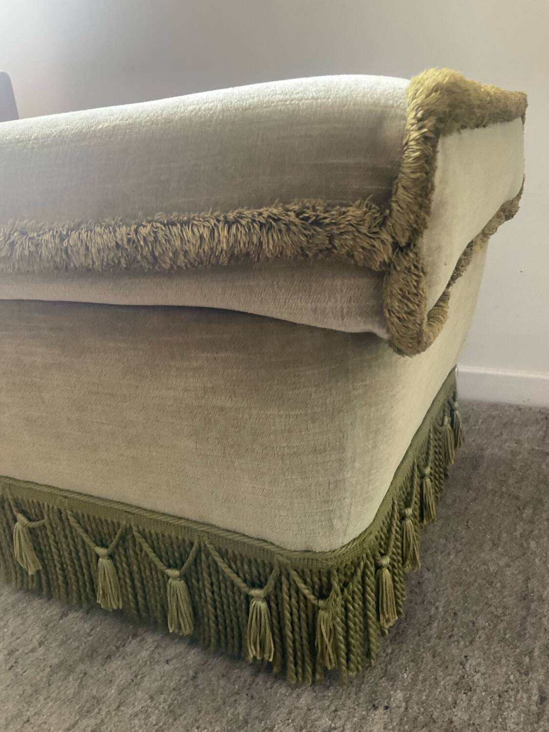 Pouf, ottoman XL vintage en velours vert à franges
