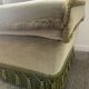 Pouf, ottoman XL vintage en velours vert à franges