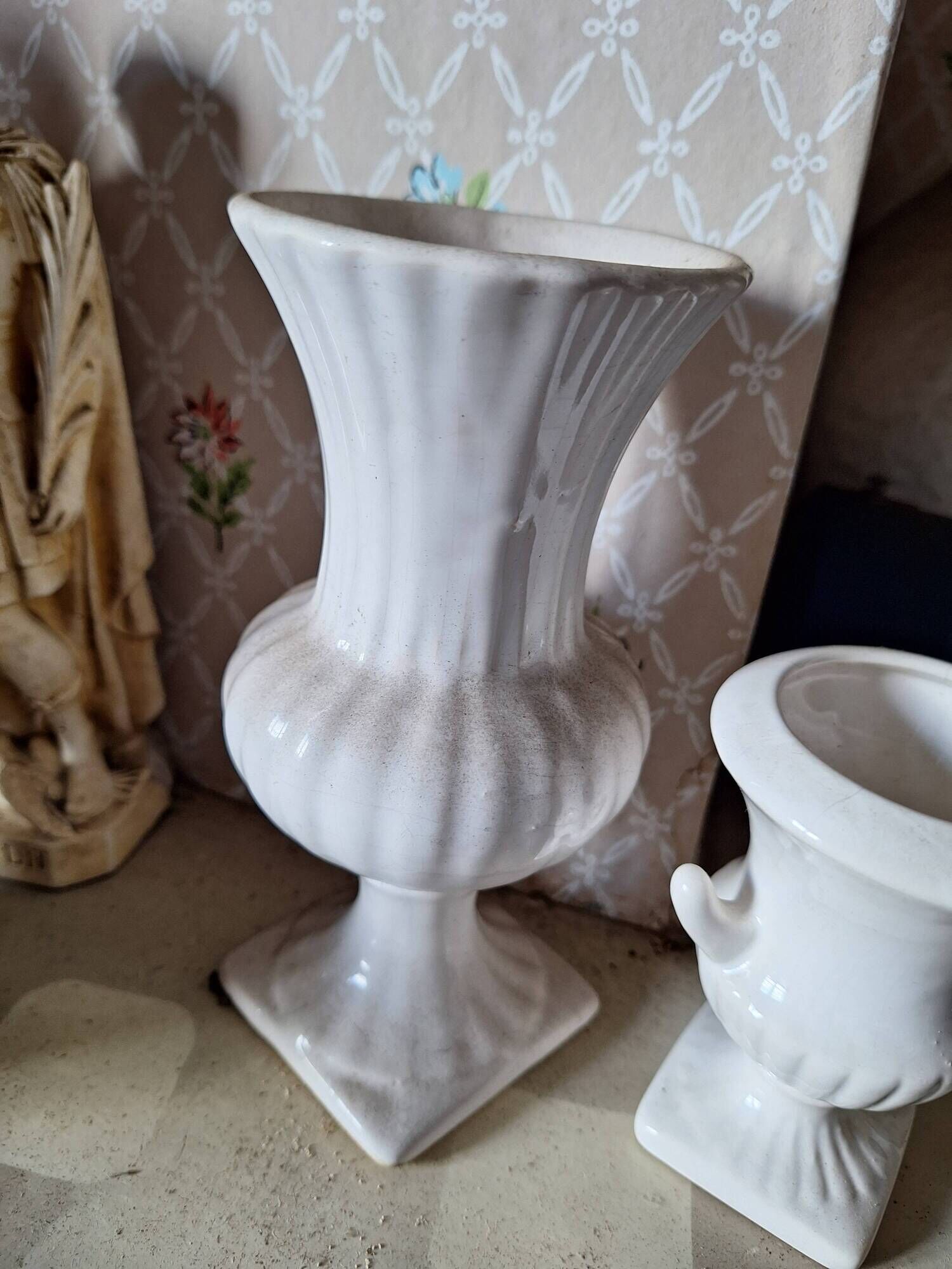 Set of 2 footed vases, 18 cm high and 10 cm high amphora.