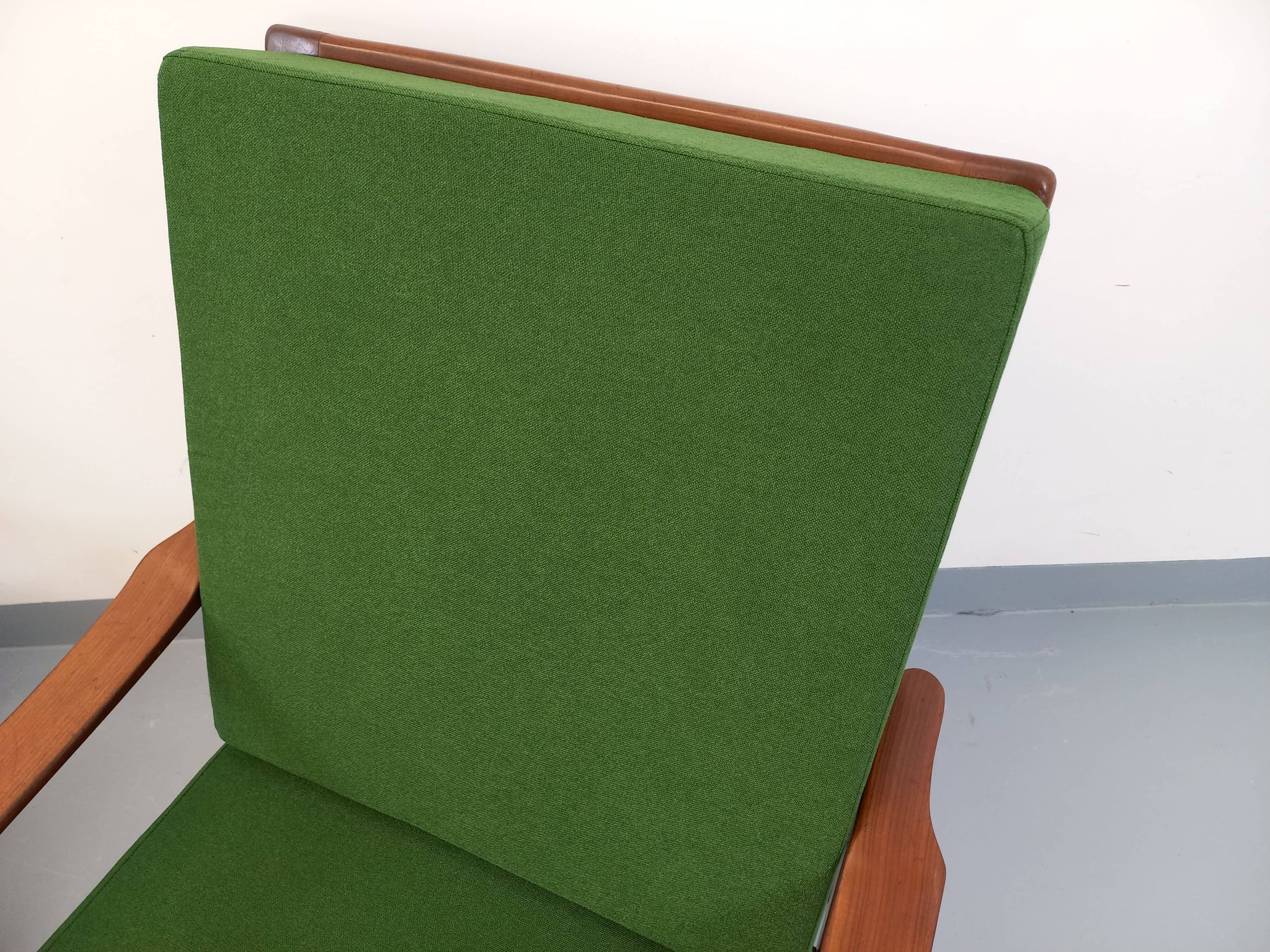 Pair of vintage Scandinavian armchairs in teak and green fabric from the 1960s.
