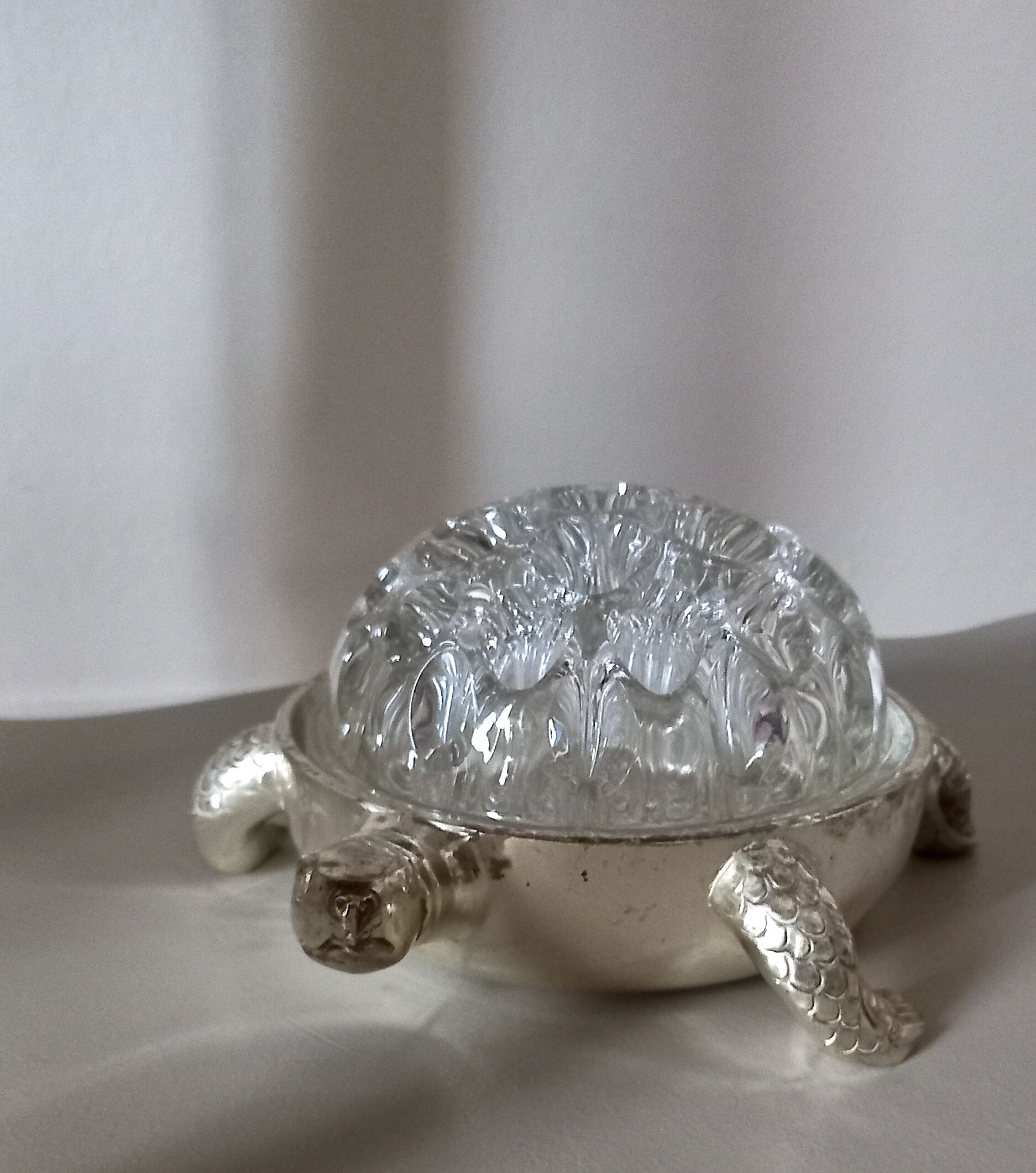Pique-fleurs en verre de Reims 19 trous socle en métal argenté forme tortue
