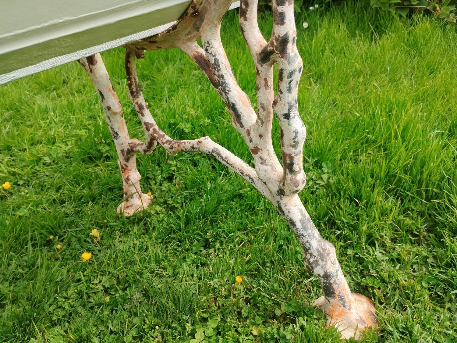 Banc de jardin avec pieds en fonte ancien