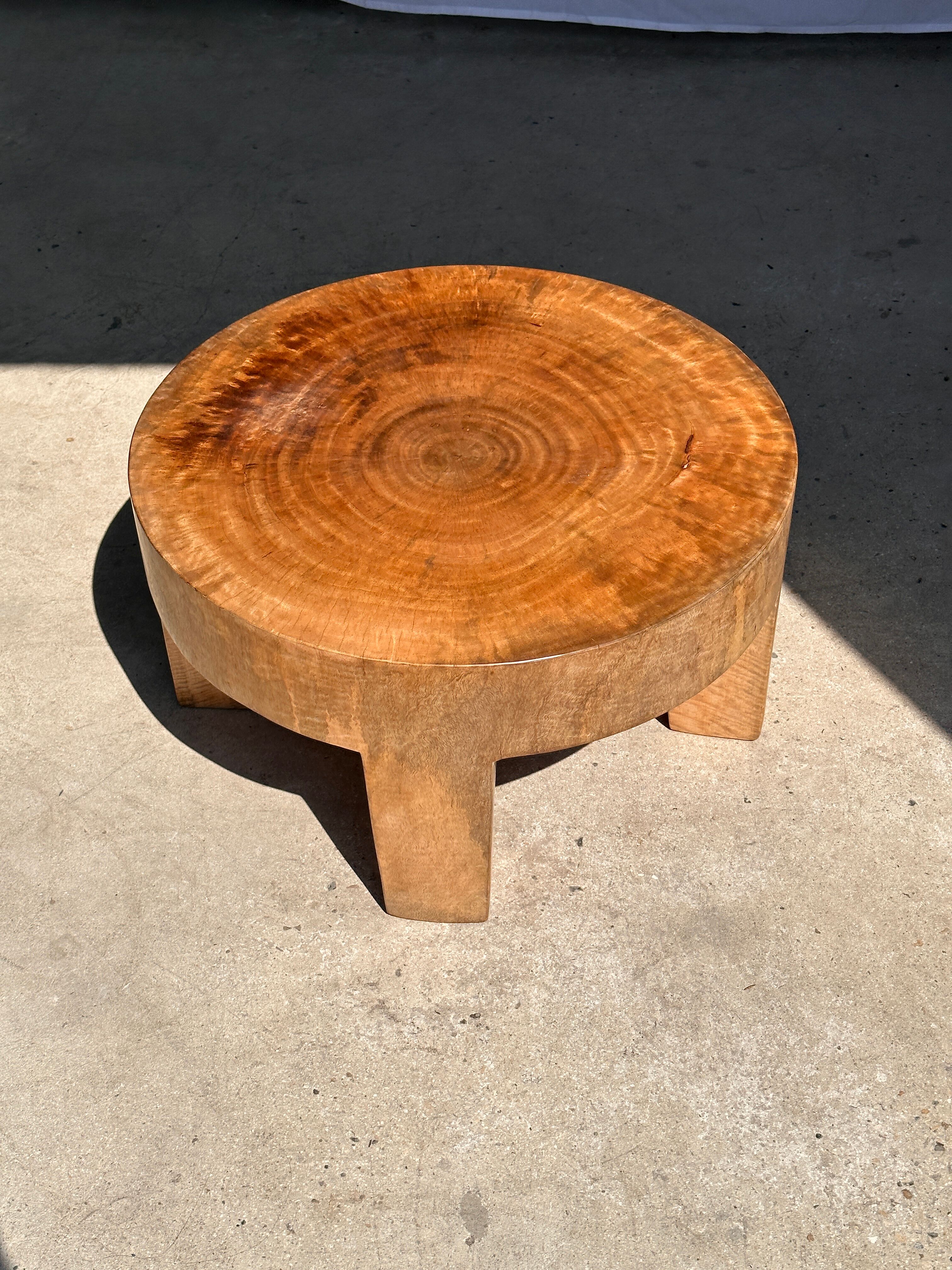 Quadripod coffee table in solid wood monoxyl natural color (dark)