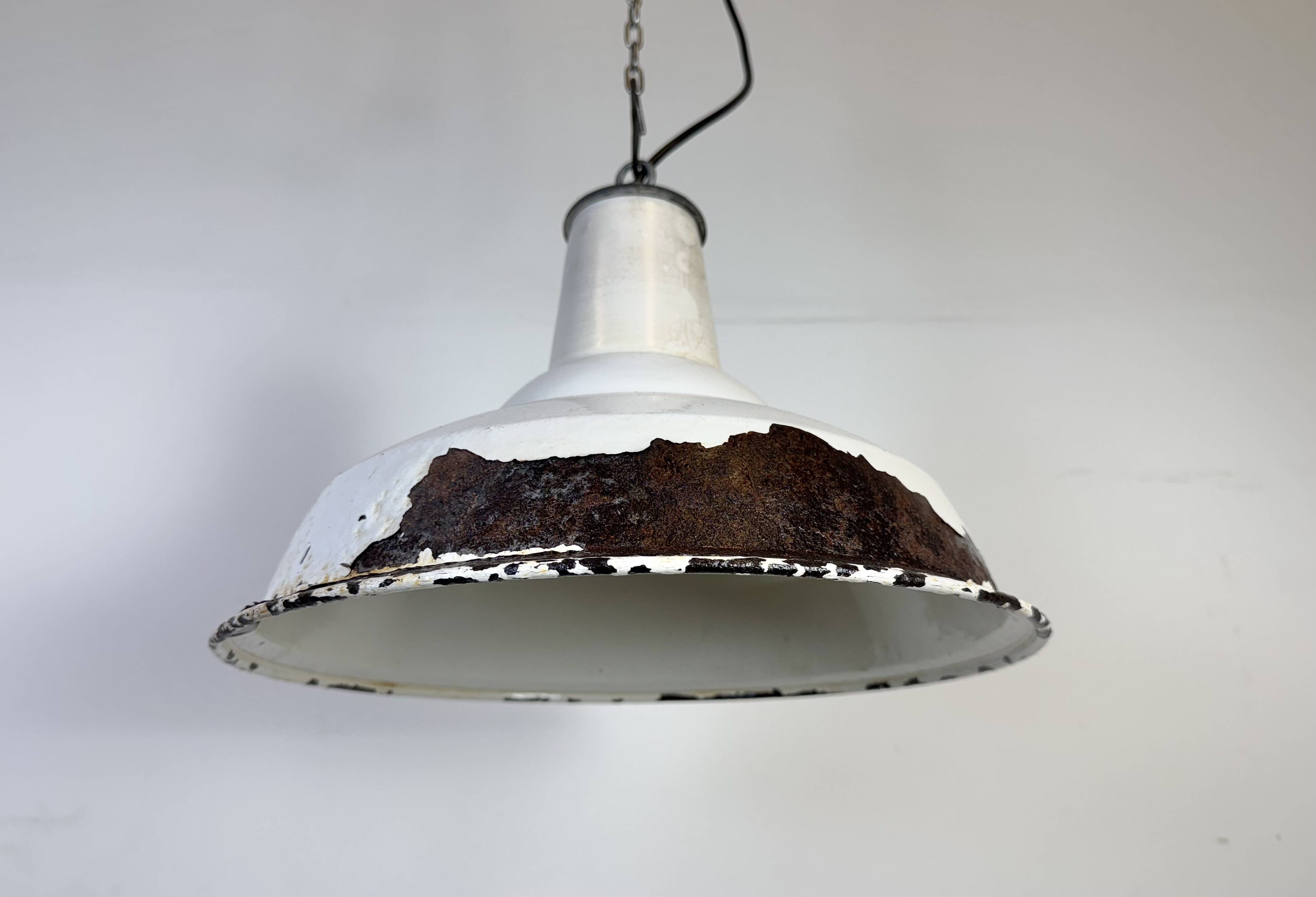 Lampe suspendue en émail blanc britannique industriel de Benjamin, années 1960.