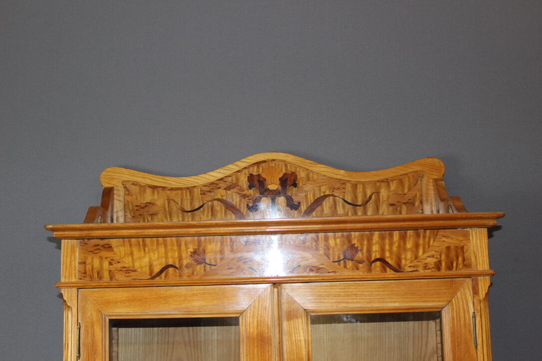 Vitrine Art nouveau en frêne et marqueterie de fleurs