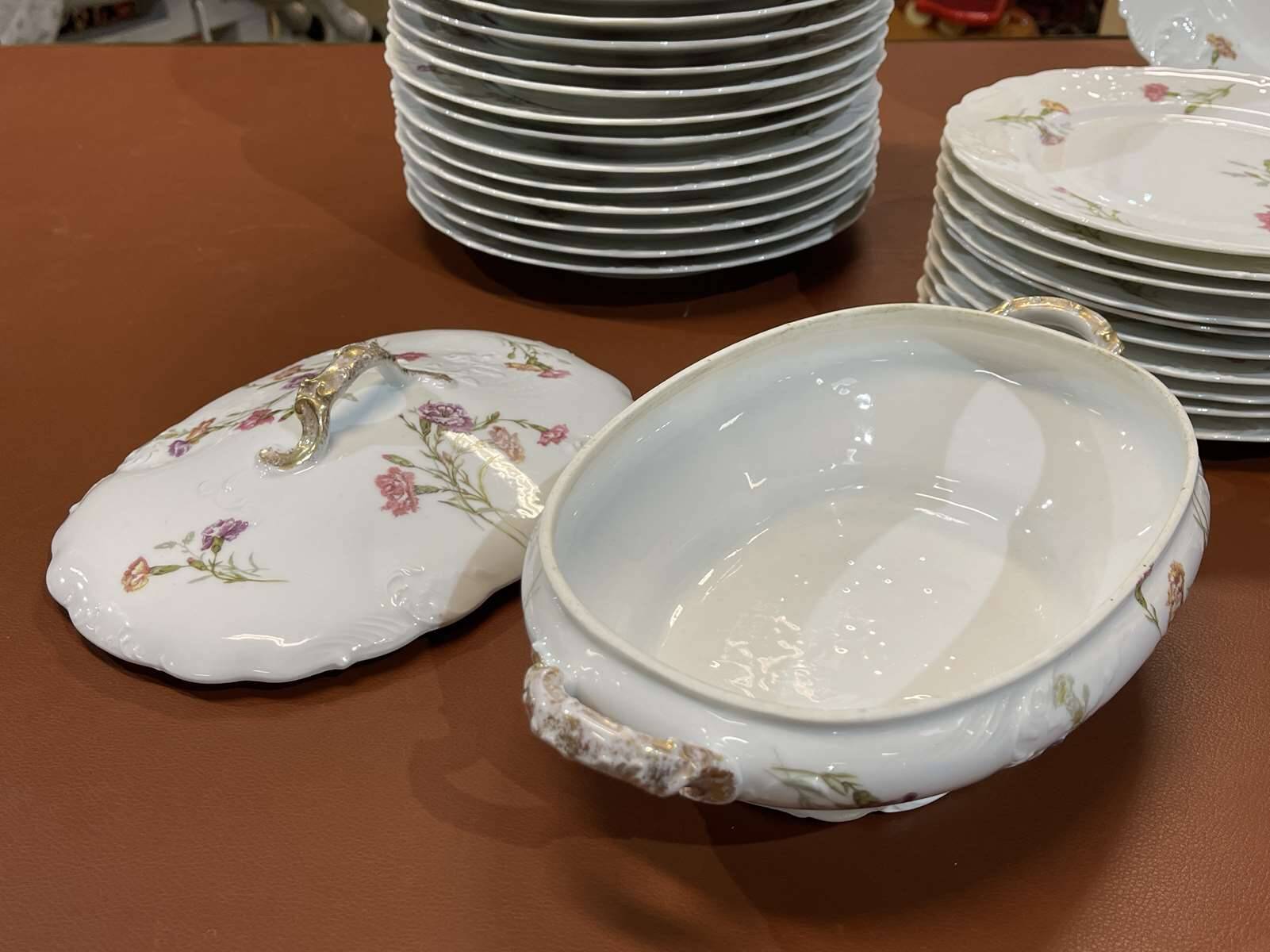 Service de table en porcelaine de Limoges à décor floral des années 1950 - 31 pièces