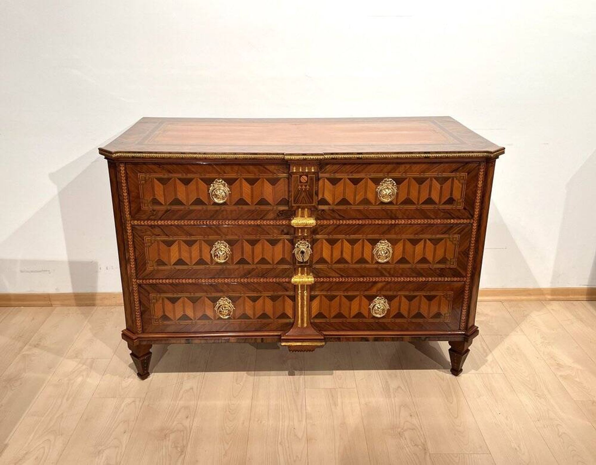 Commode autrichienne Louis XVI en placage de noyer avec incrustations et dorure, années 1790.