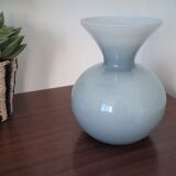 Vase rond en opaline bleu gris