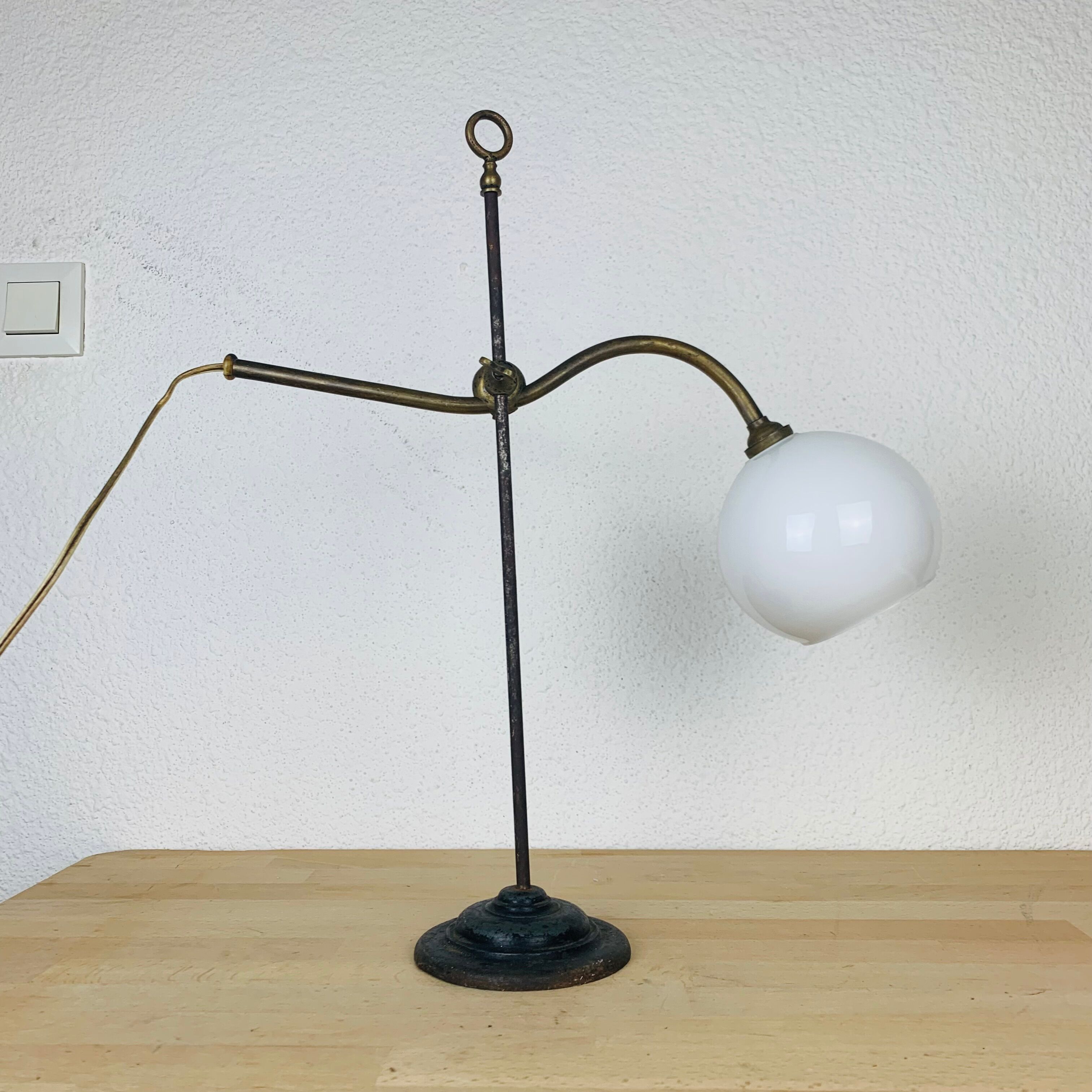 Lampe art déco monte et baisse laiton opaline