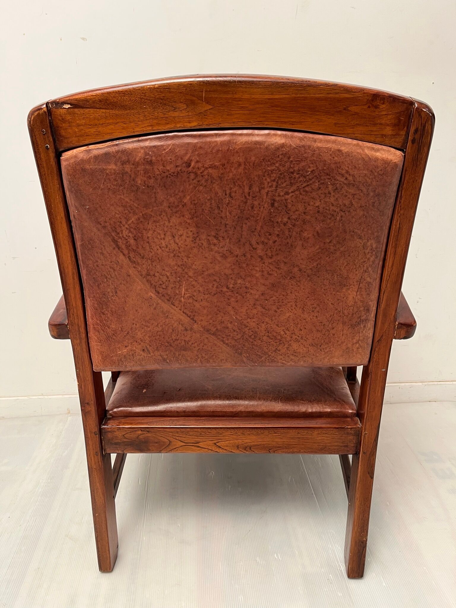 Paire de fauteuils style colonial en tech et cuir vintage