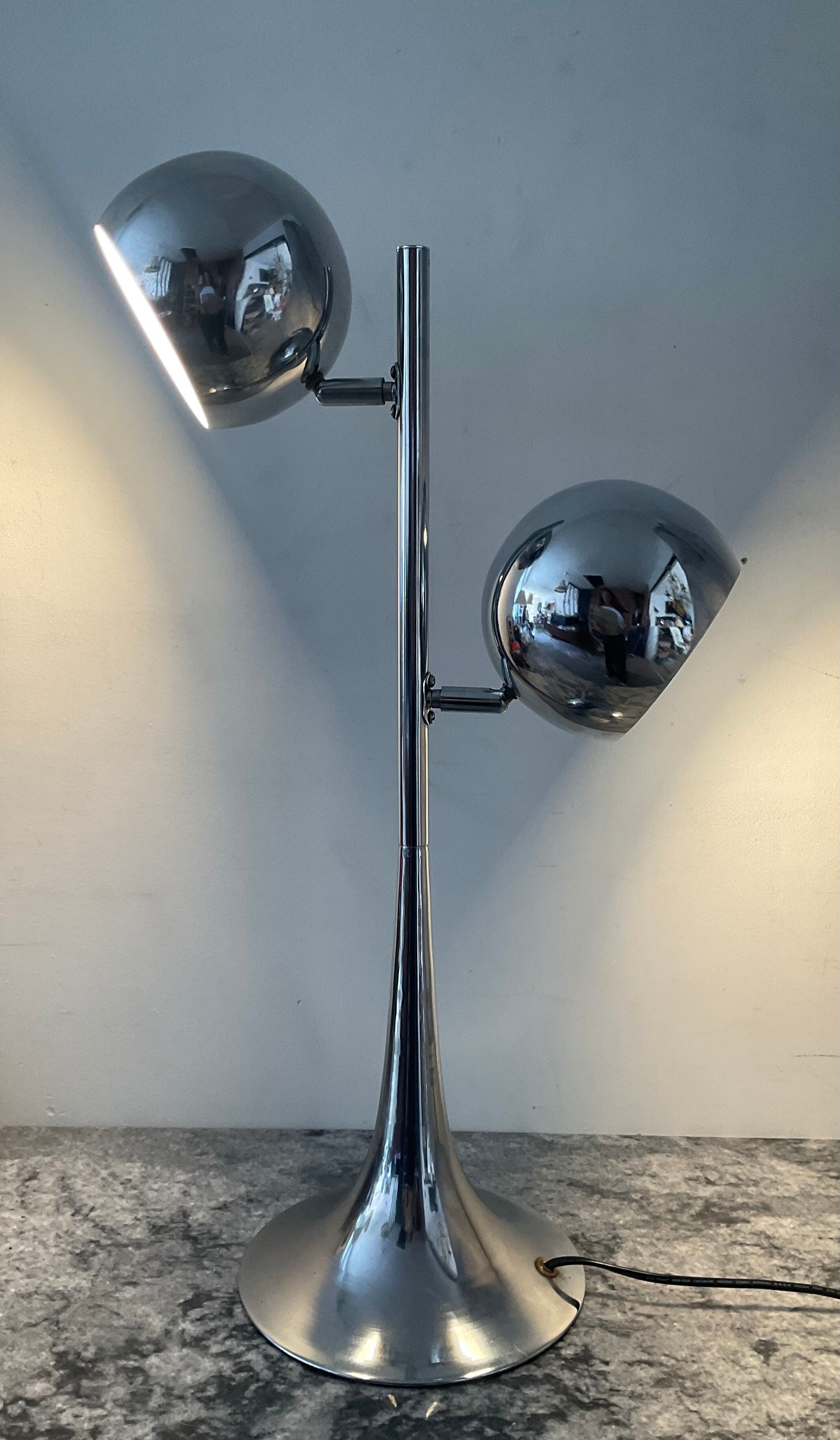 EyeBall Space Age lamp in chrome metal with tulip base.