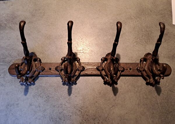 Porte-manteau 4 patères en fonte, art populaire années 50, décoration vintage métallique