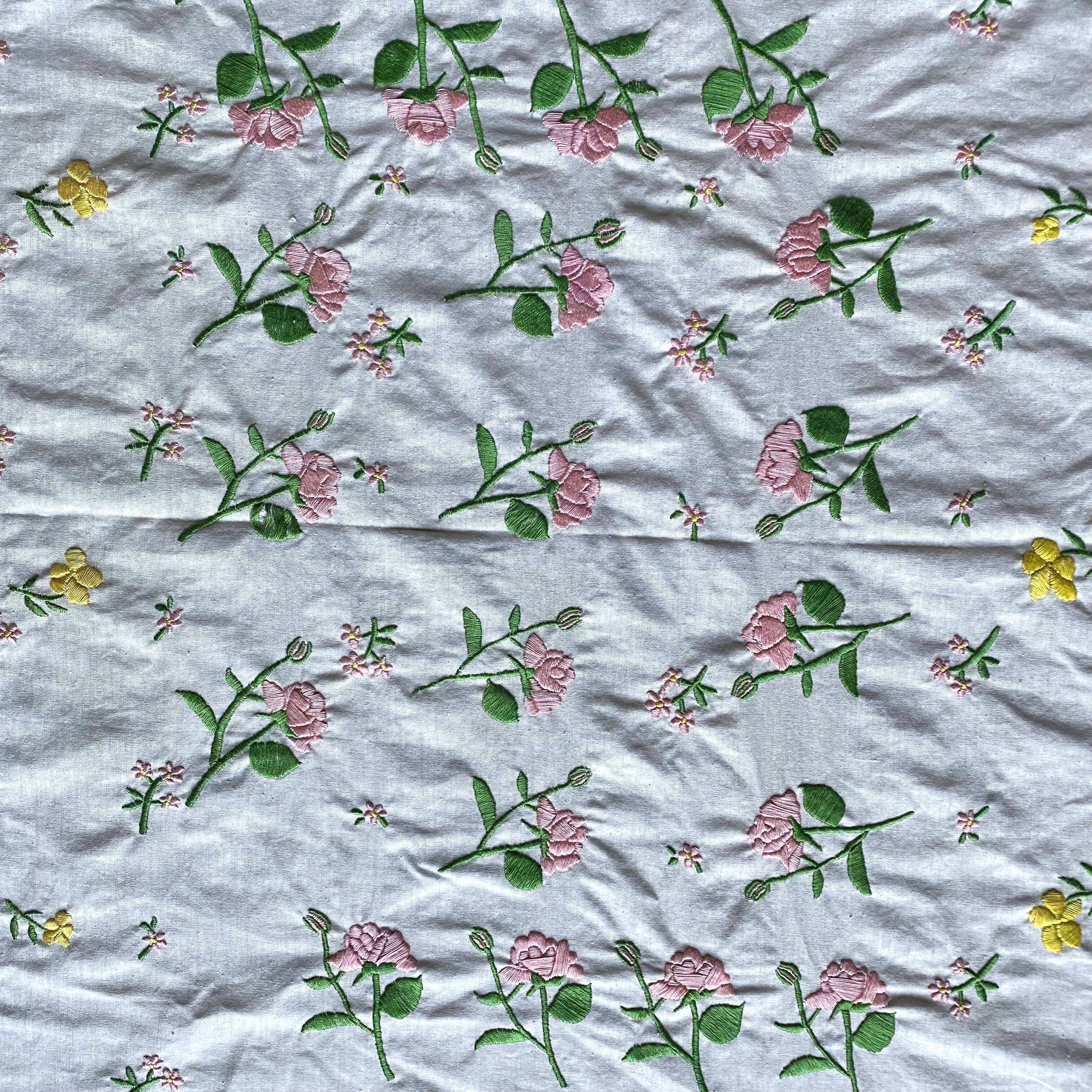 Nappe ancienne brodée 89 x102 cm