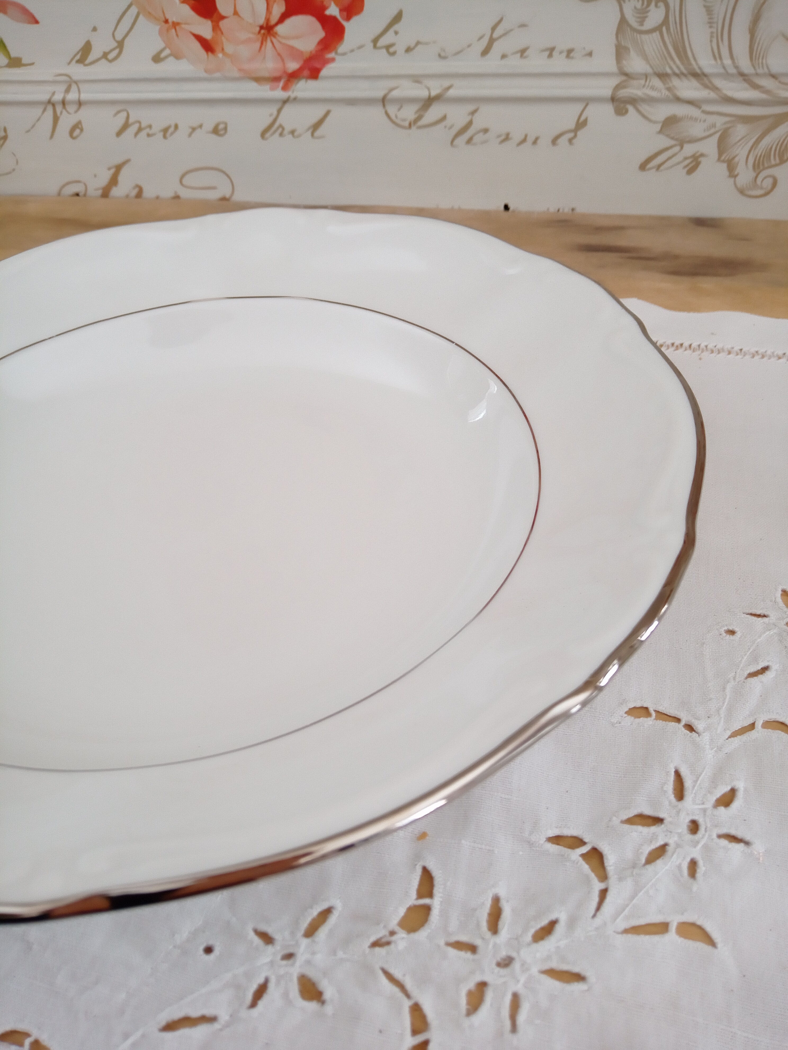 Plat rond creux grand modèle en porcelaine Kronester Bavaria blanche et liseré argenté