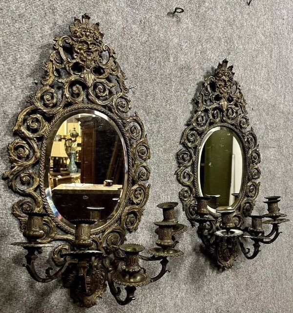 Paire de miroirs muraux anciens en bronze – style baroque, avec bougeoirs intégrés