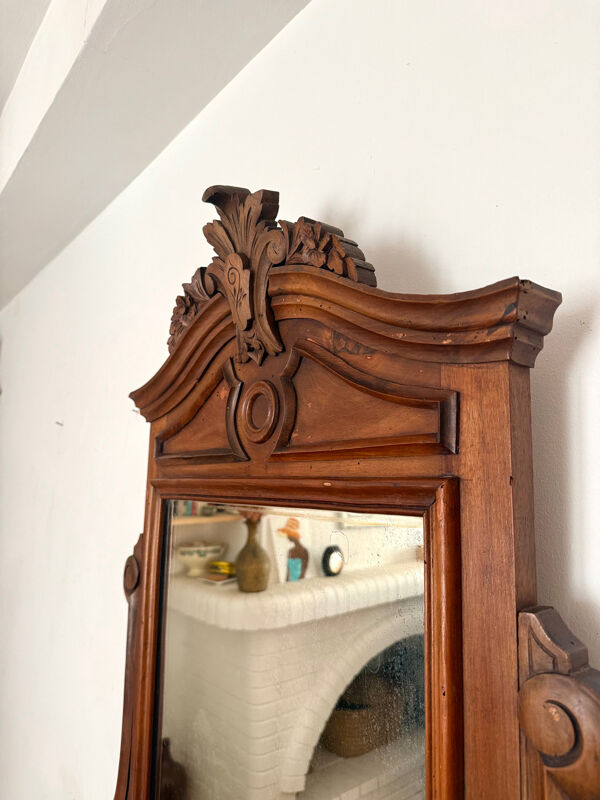 Commode Louis-Philippe en noyer, plateau marbre et miroir à fronton –