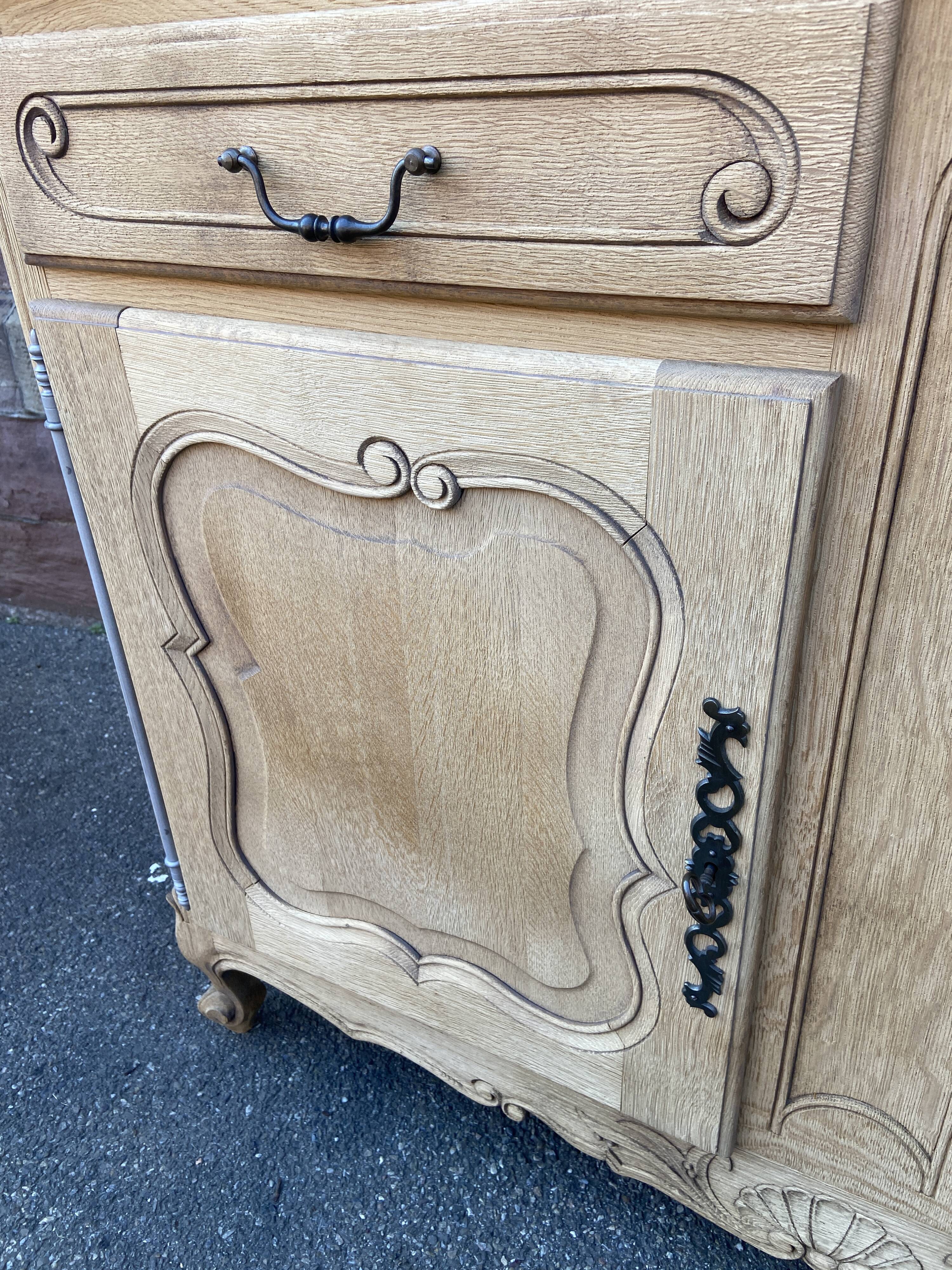 Buffet Baroque Louis XV in natural oak