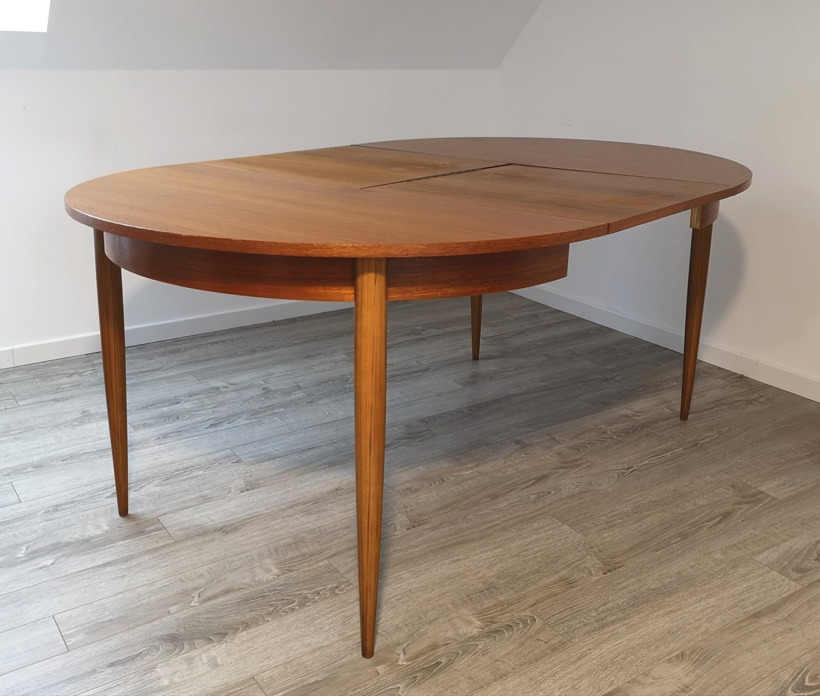 Scandinavian round table