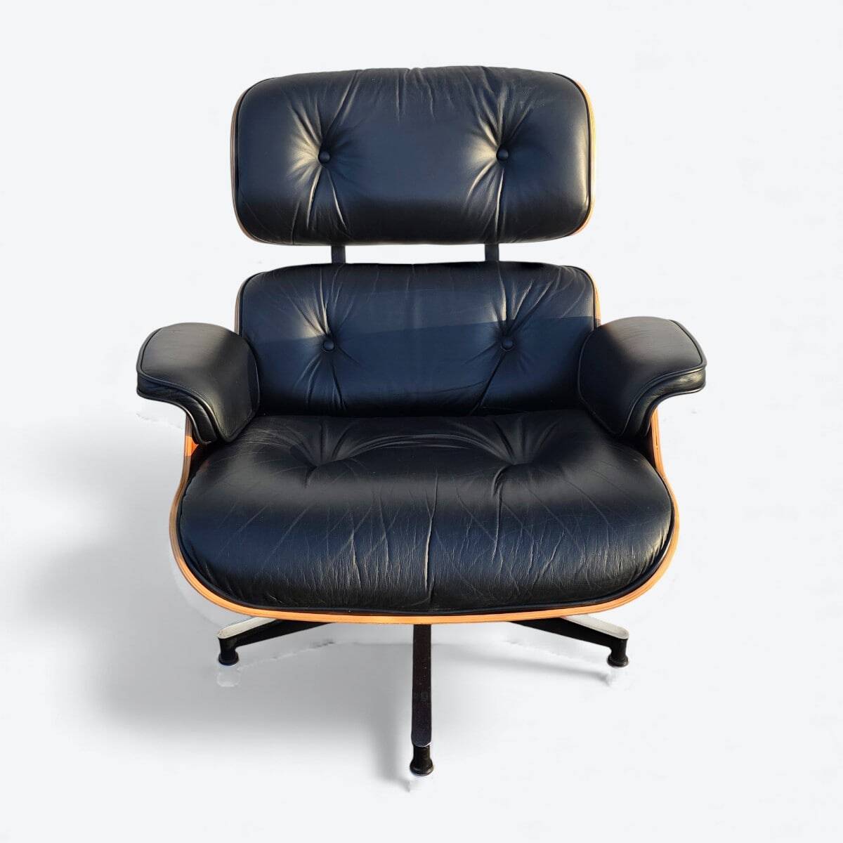 Fauteuil et repose-pieds Herman Miller Original Eames, noir et cerisier