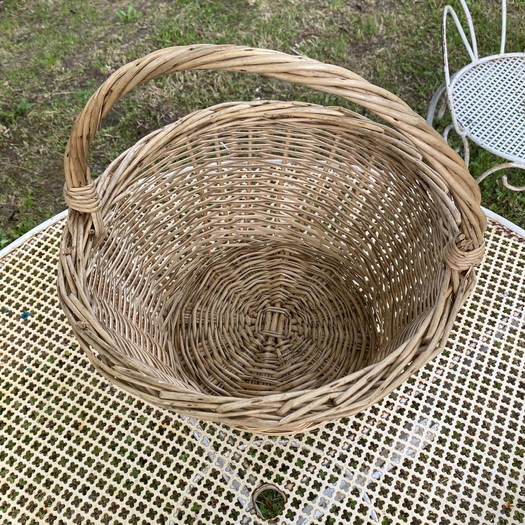 Light woven wicker round basket