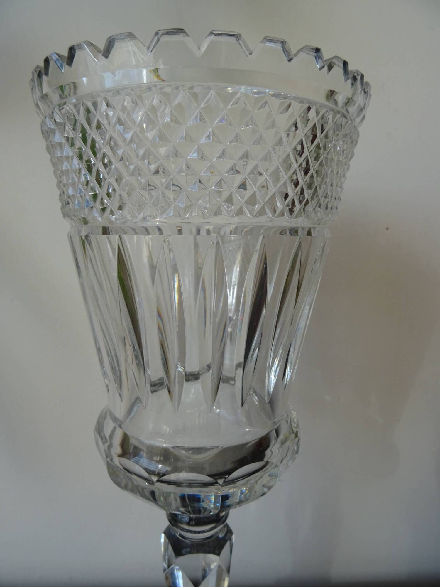 Ancien vase sur pied cristal taillé Bohème 32 cm