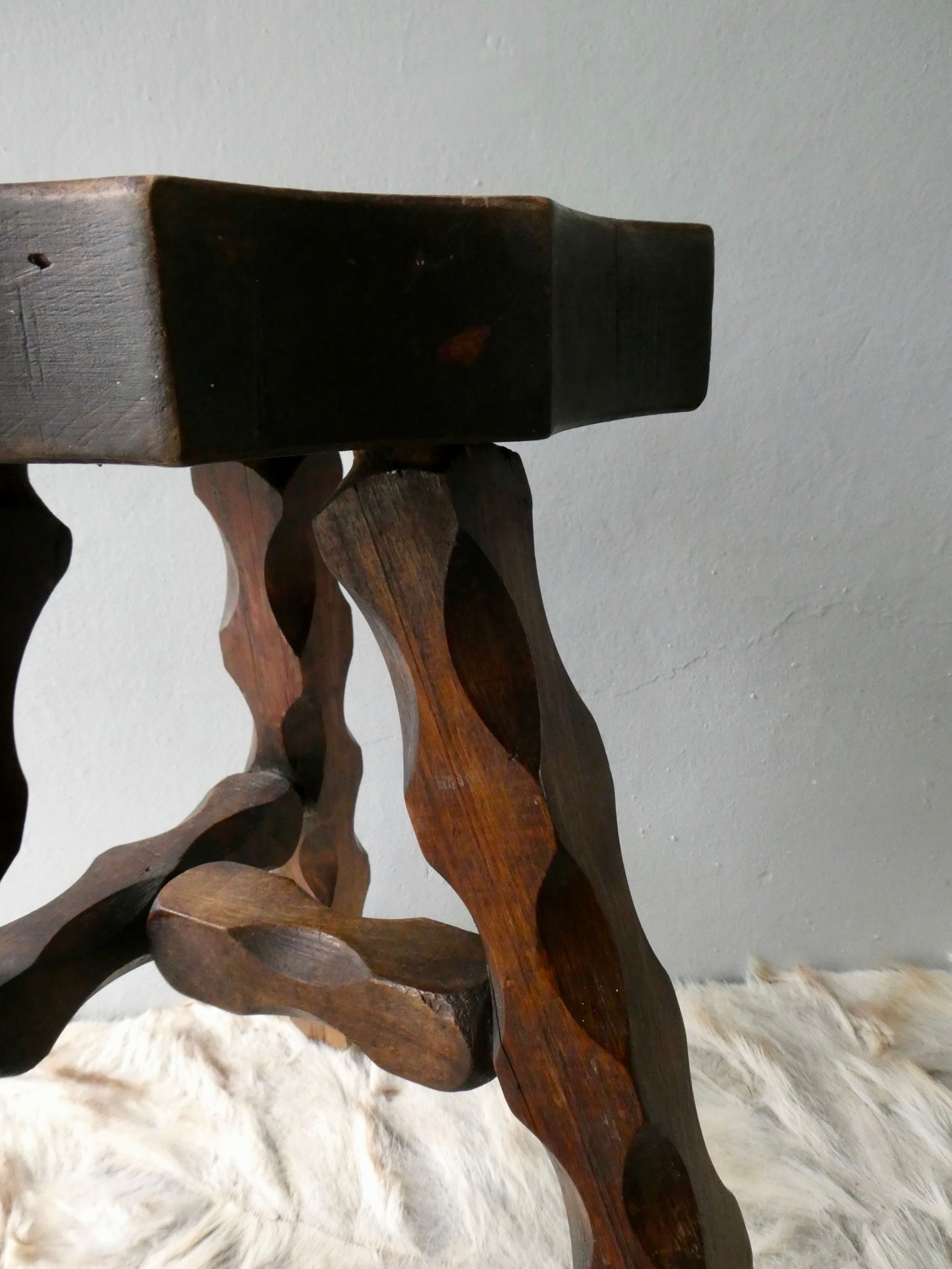 Solid wood tripod, mountain