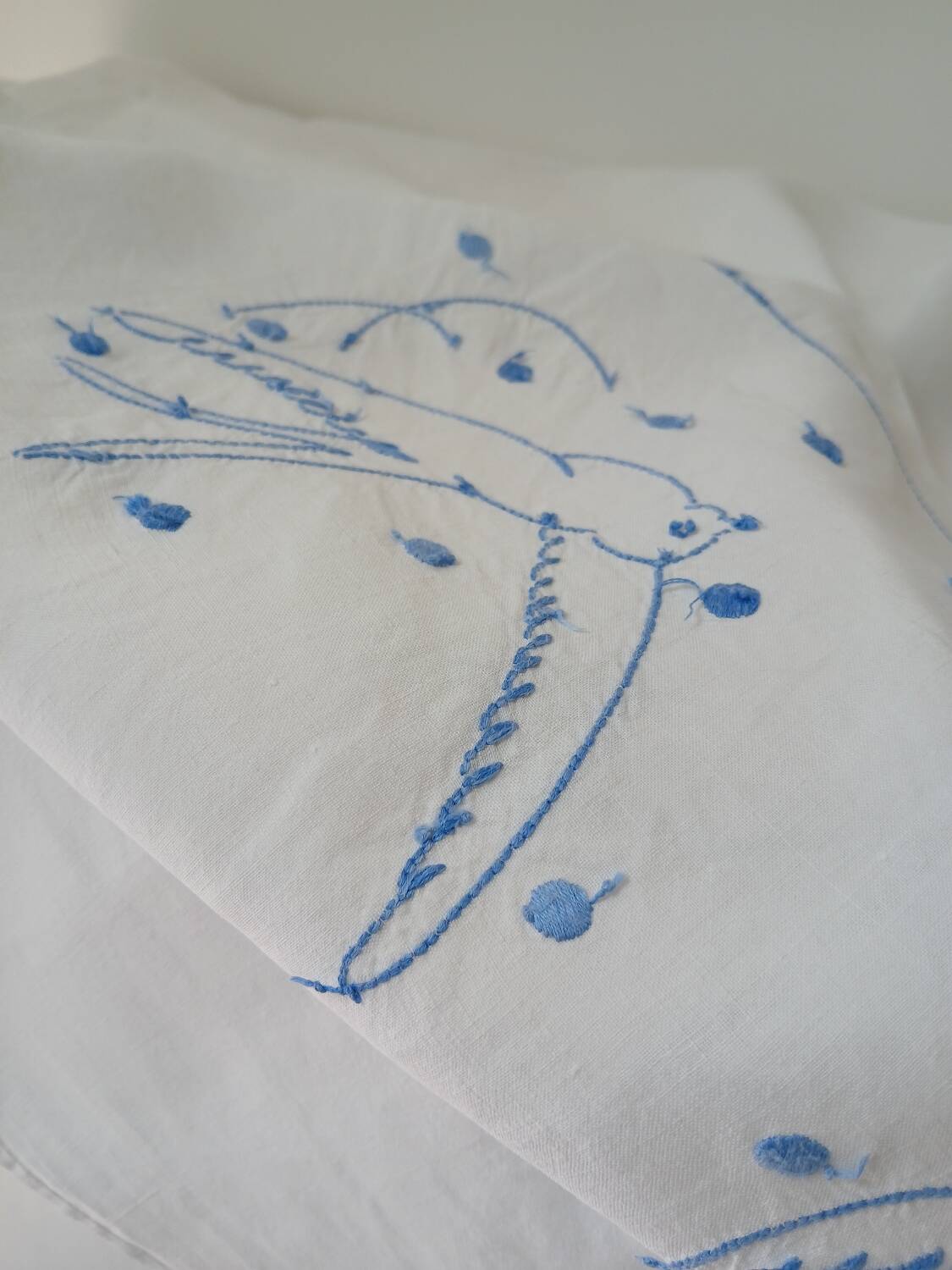 Embroidered sheet, blue swallow pattern, 88x170 cm