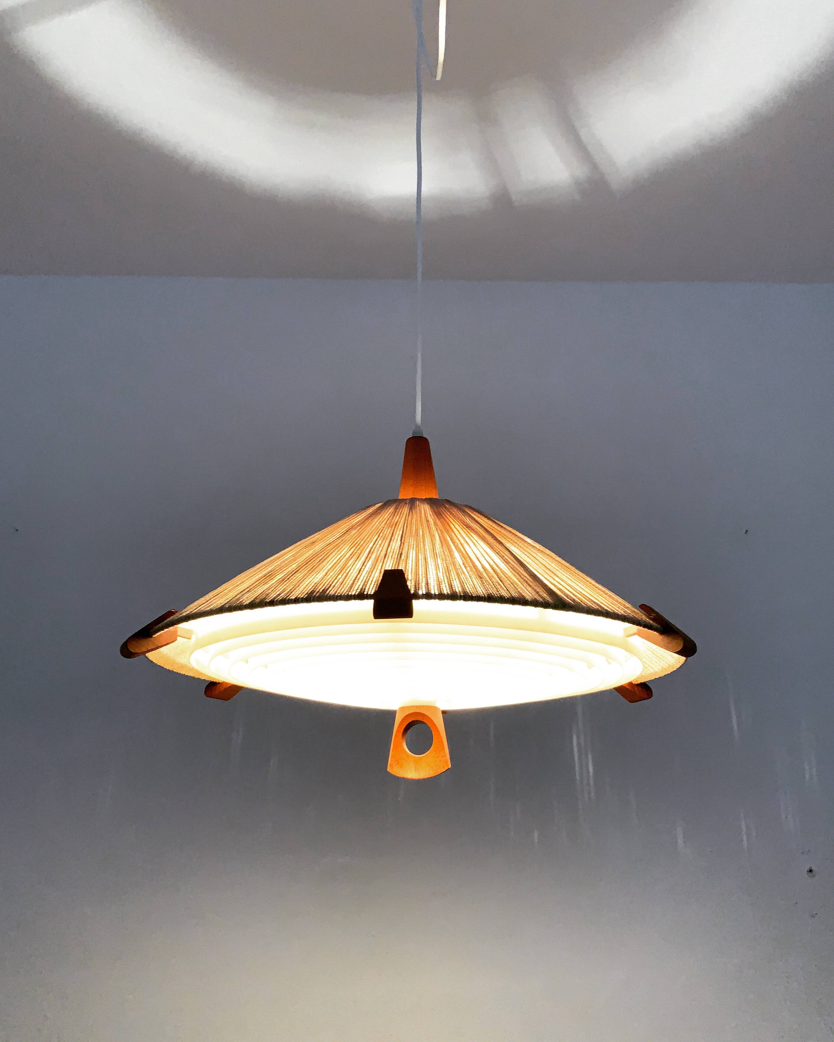 Suspension en sisal et teck par Temde
