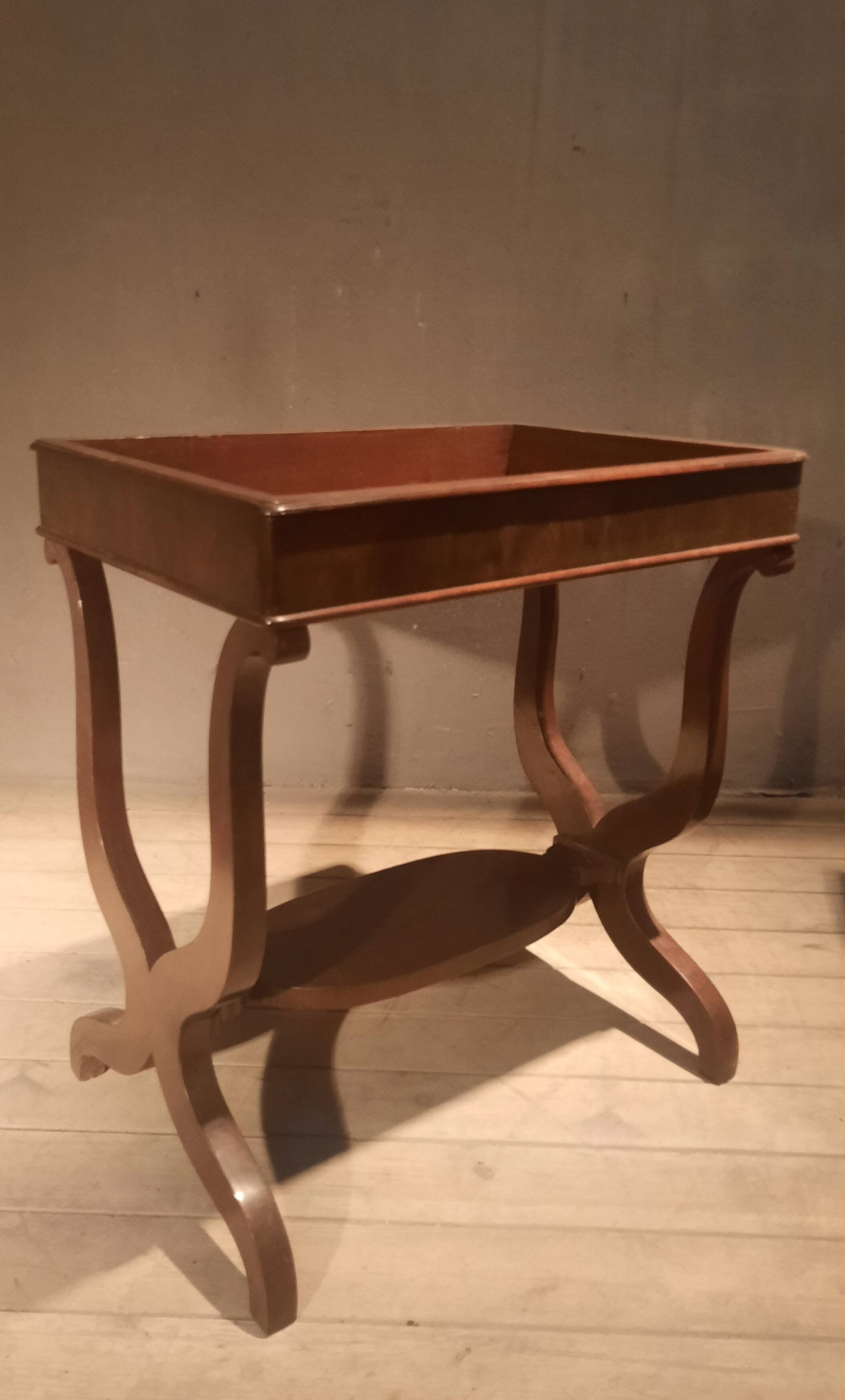 Table d appoin à cuvette t en acajou
