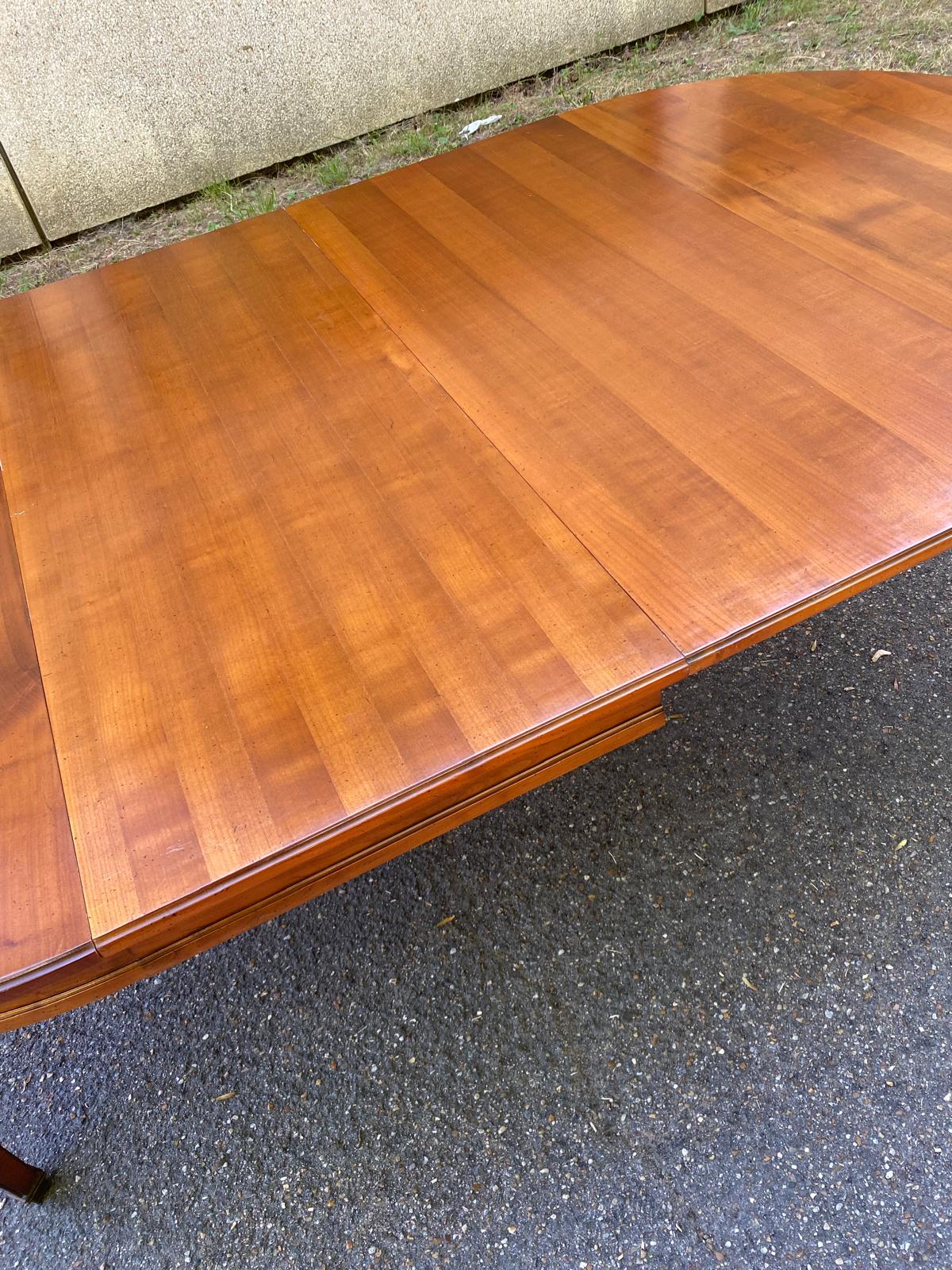 Round extendable dining table Louis XVI in cherry wood from the 1960s.