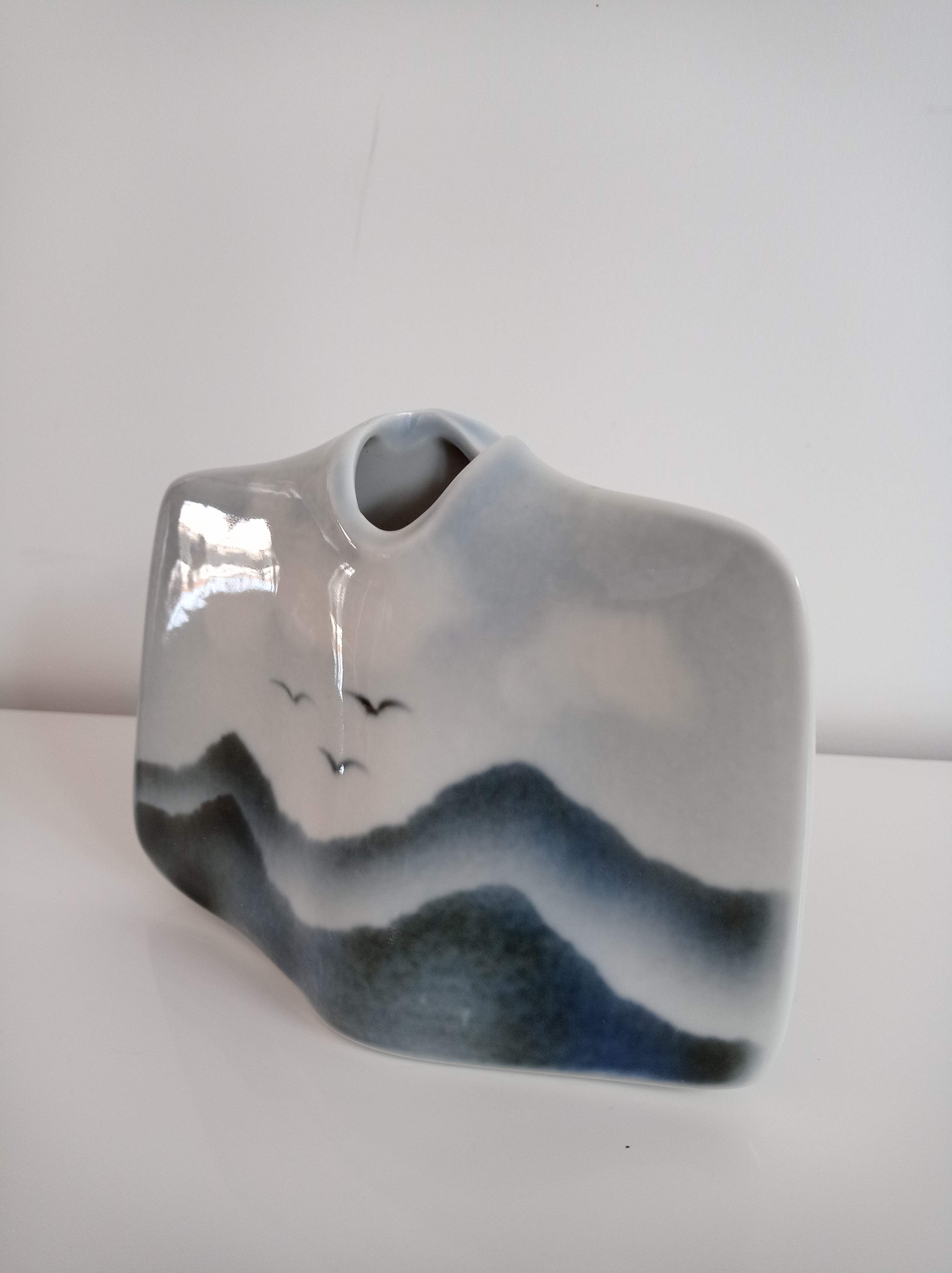 Virebent ceramic vase