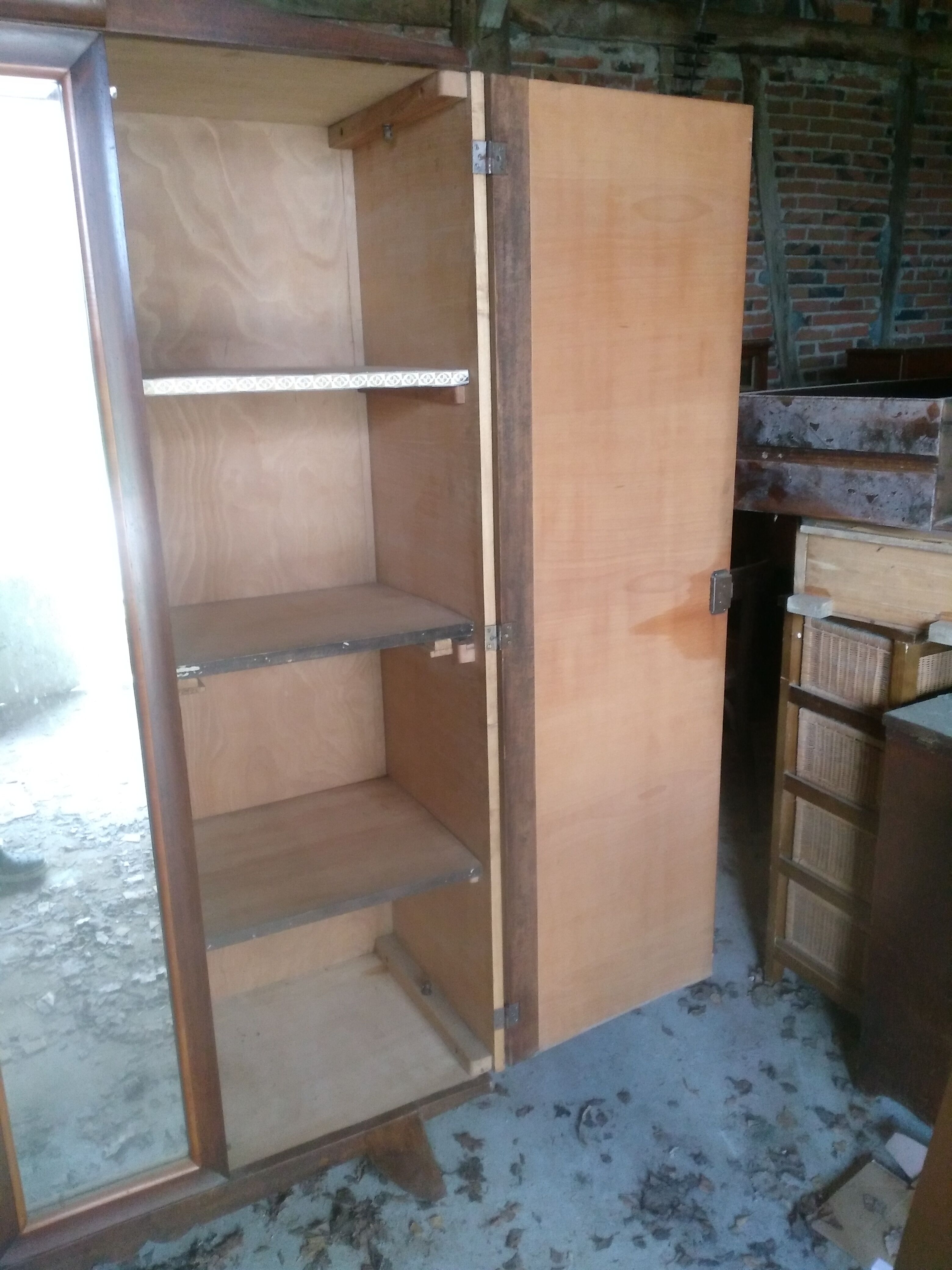 Armoire vintage aux pieds compas