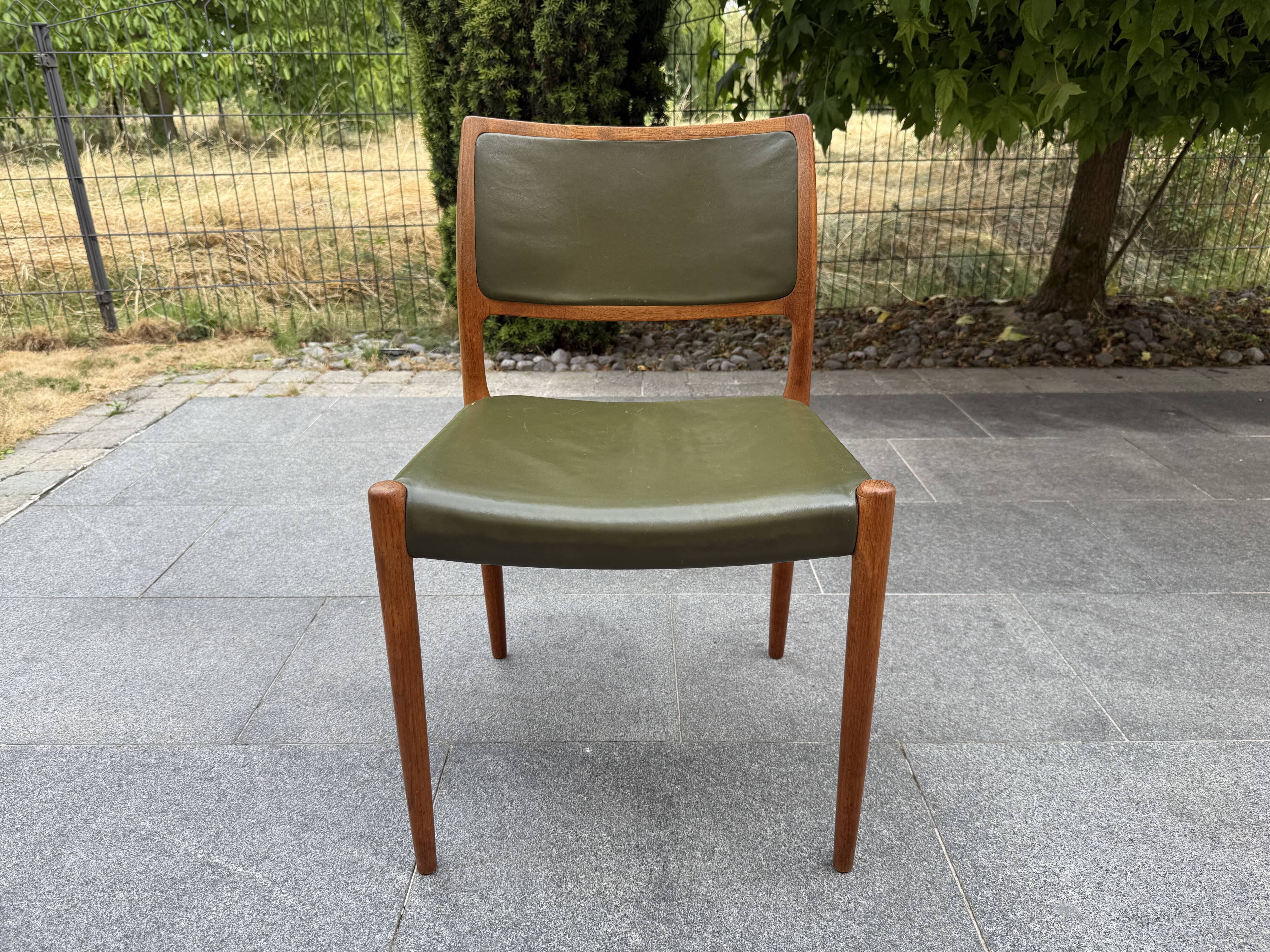 Lot de 6 chaises scandinave J.L. Møller Model 80 années 1960