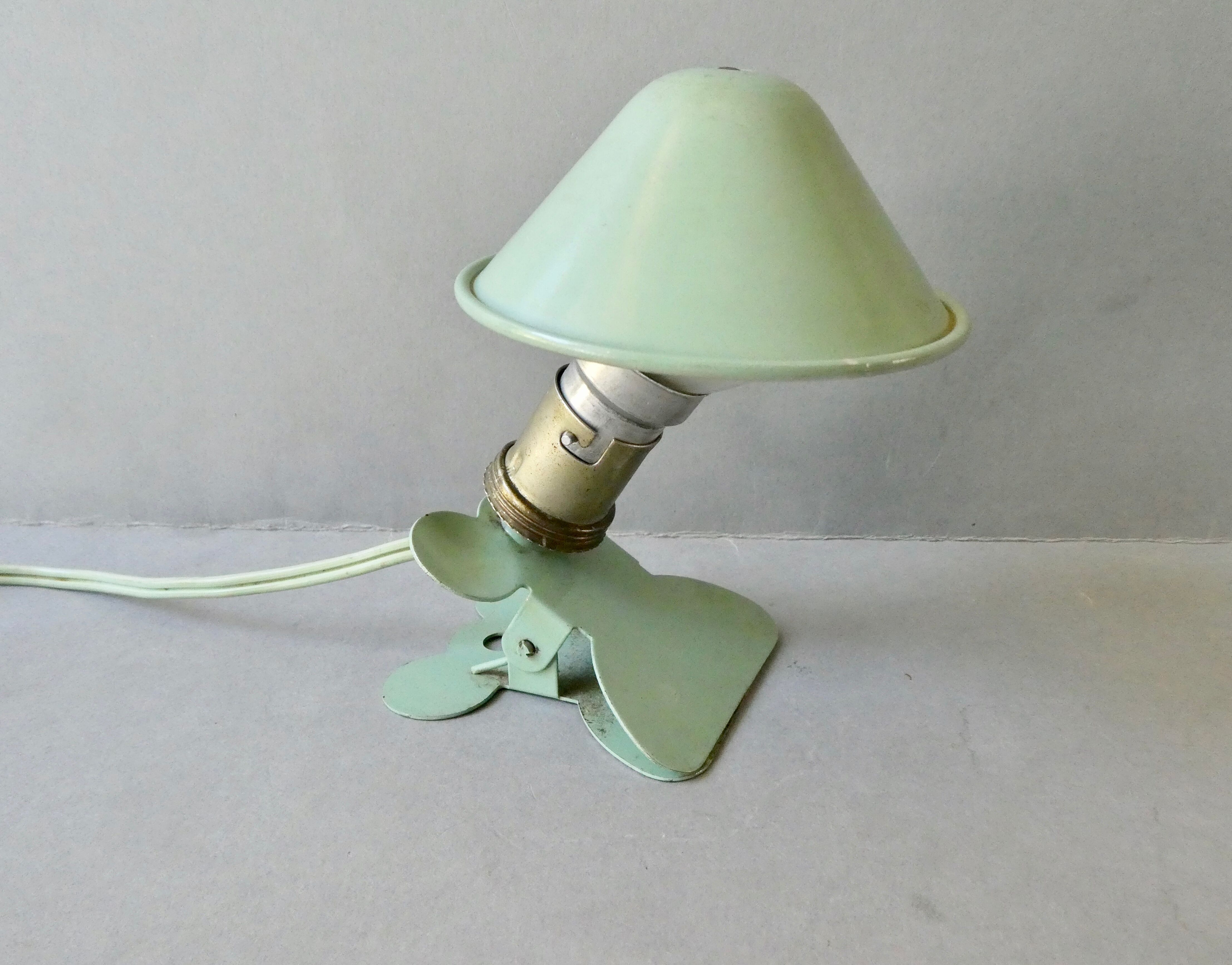 Lampe champignon, à pince, en métal vert amande, années 60