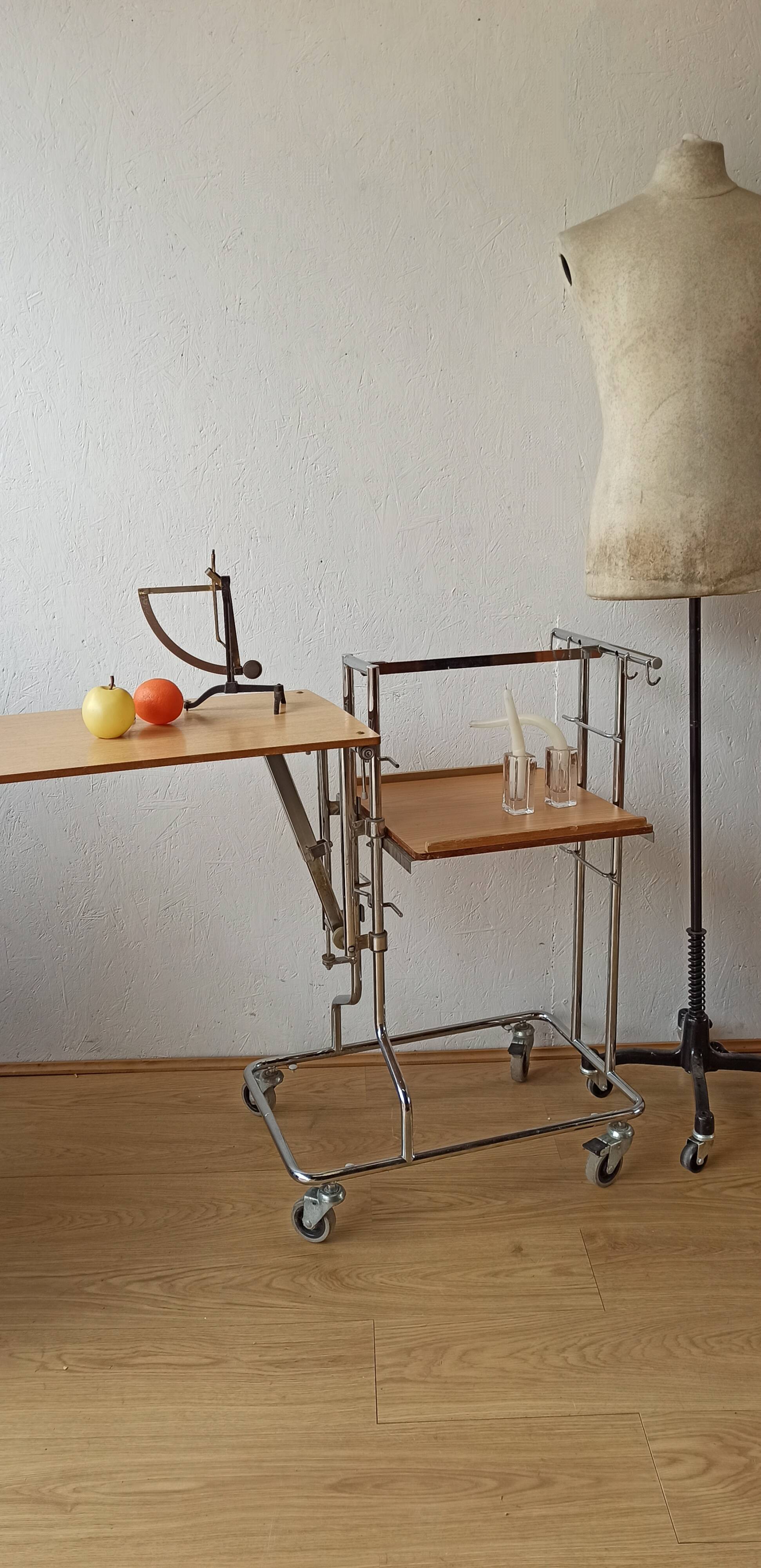 Chariot table pliante sur roulettes années 70.