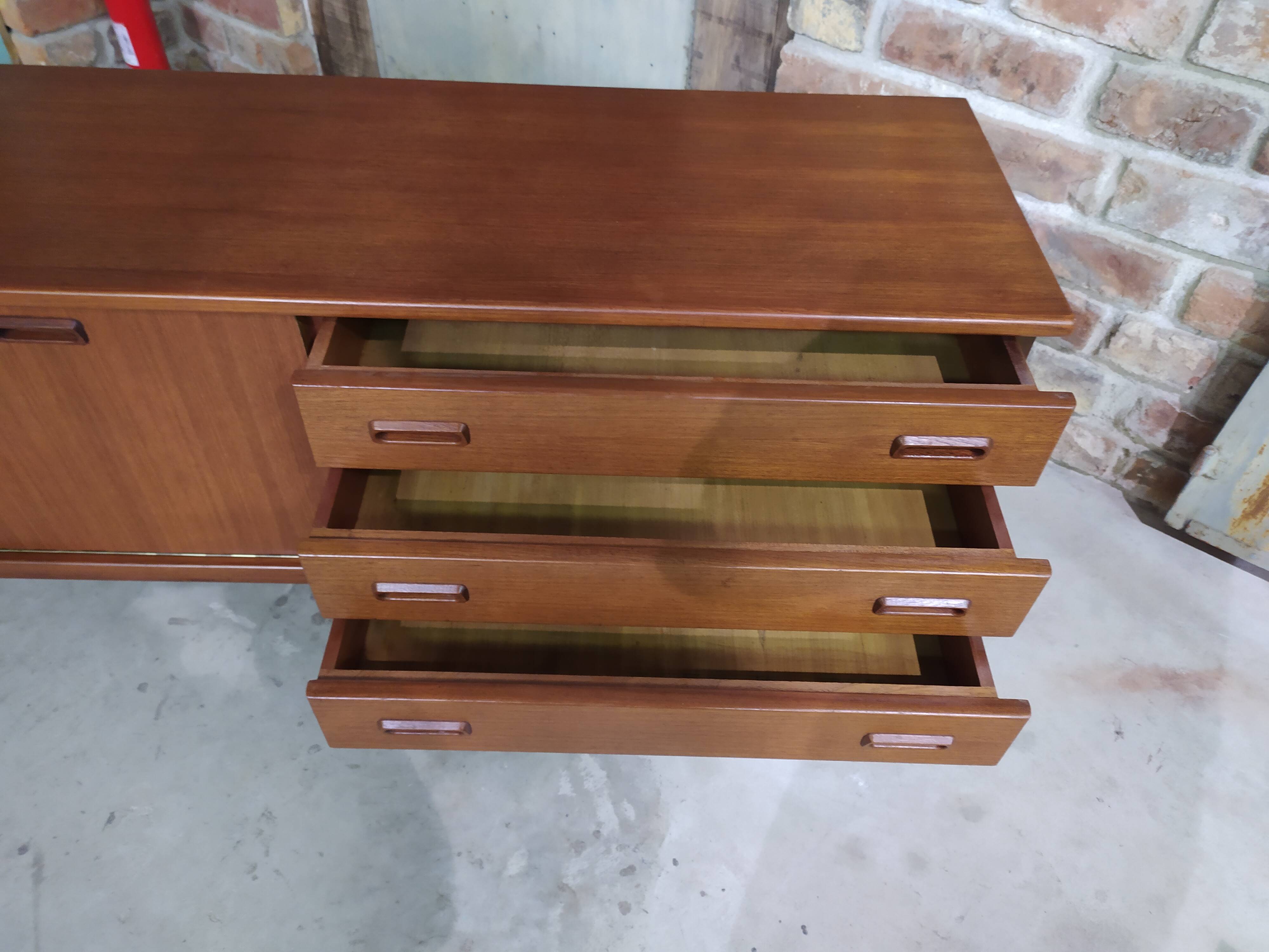 Teak enfilade