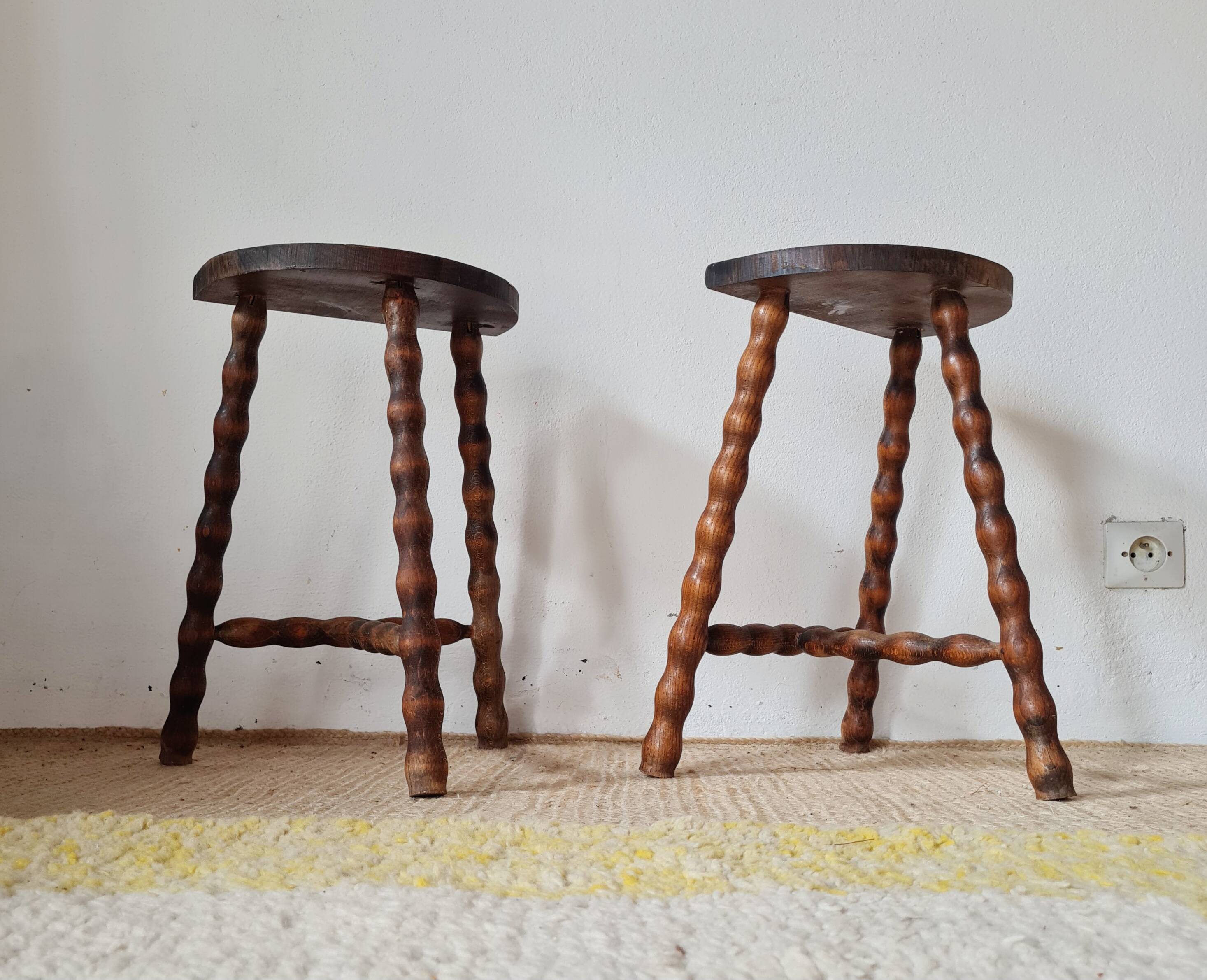 Tabourets tripodes en bois tourné - plateau demi lune