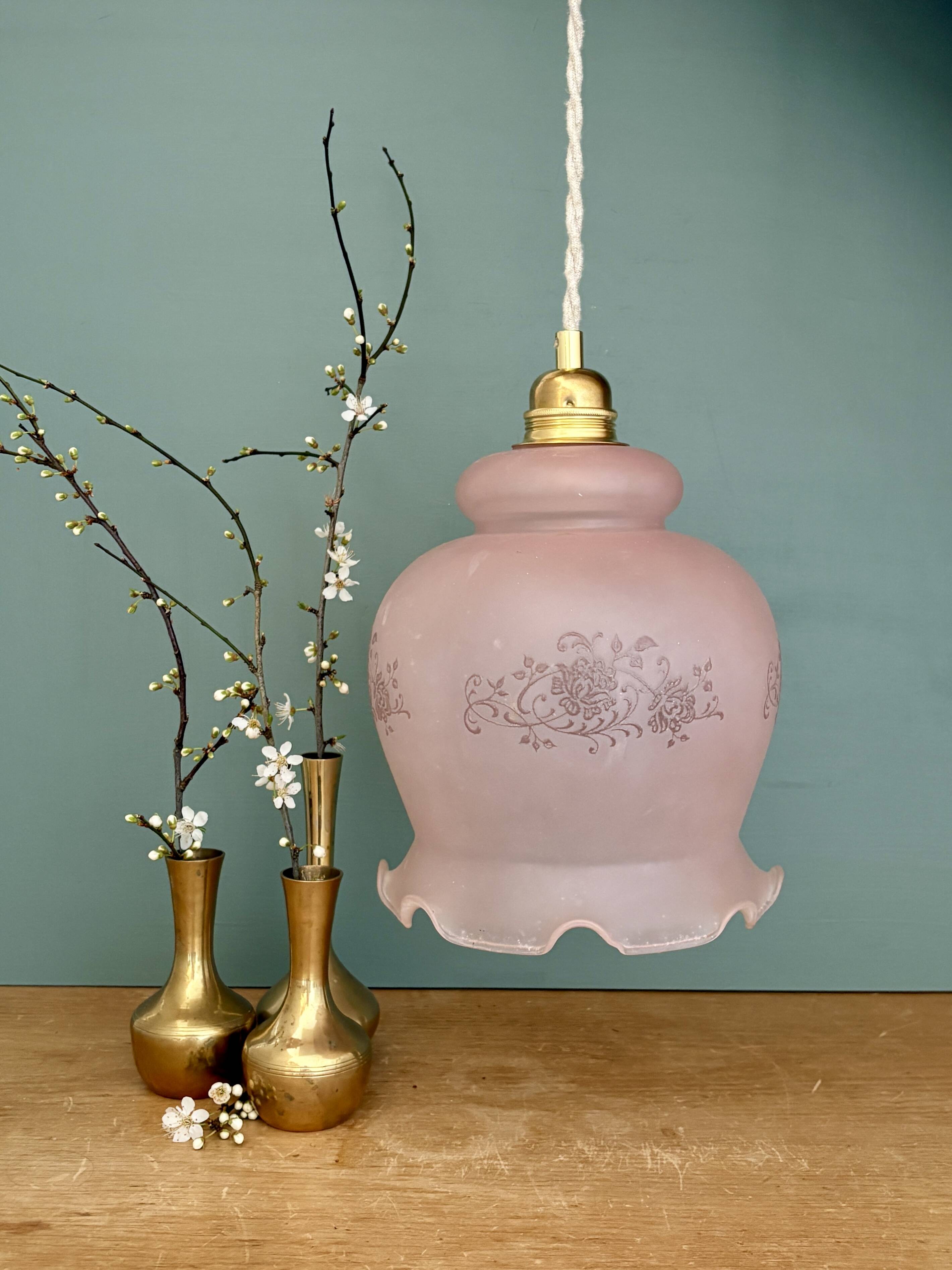 Suspension globe vintage en verre dépoli rose