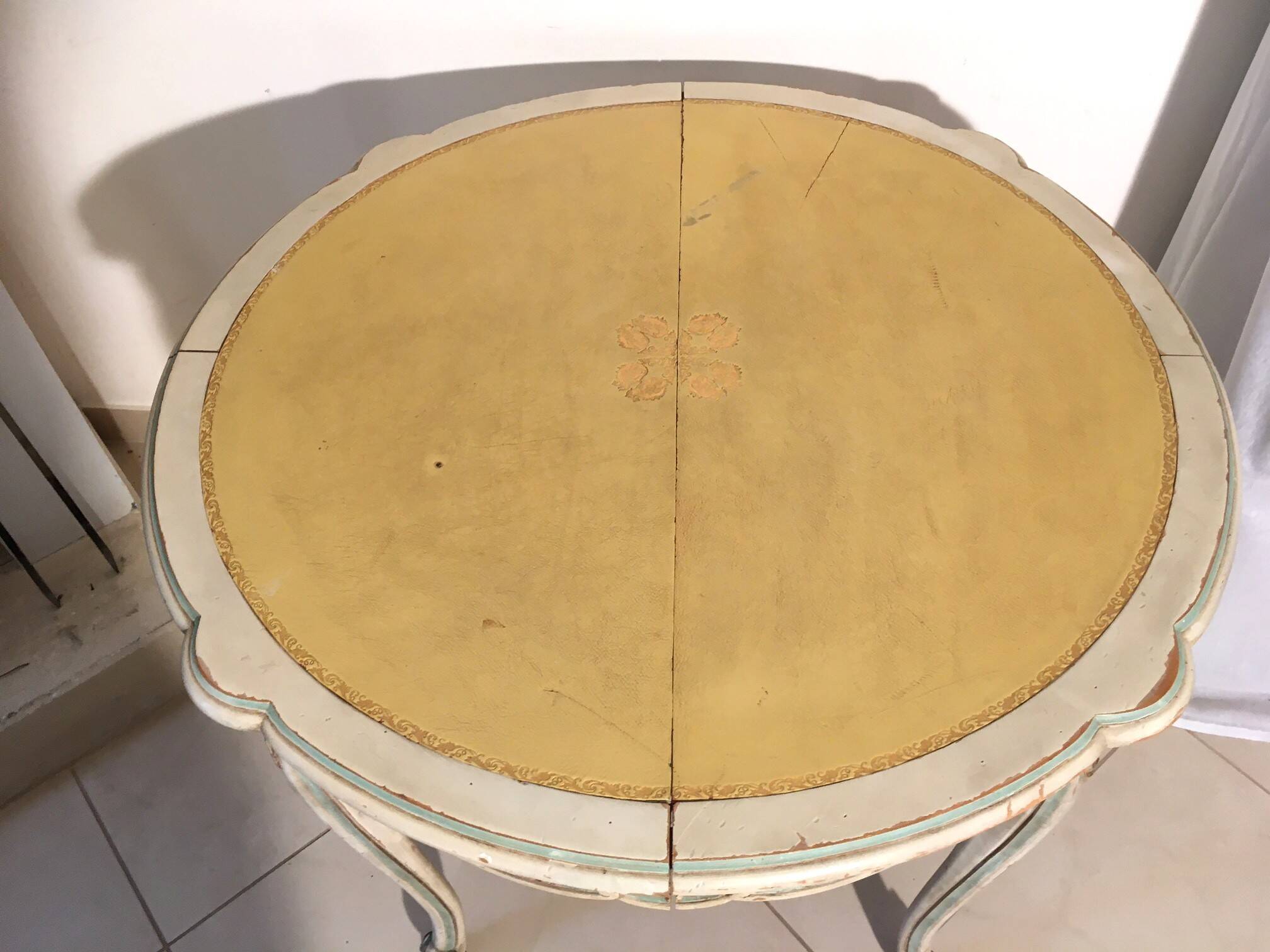 Provençal style table with its extensions