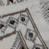 Tapis blanc à motifs berbères tissé mains
