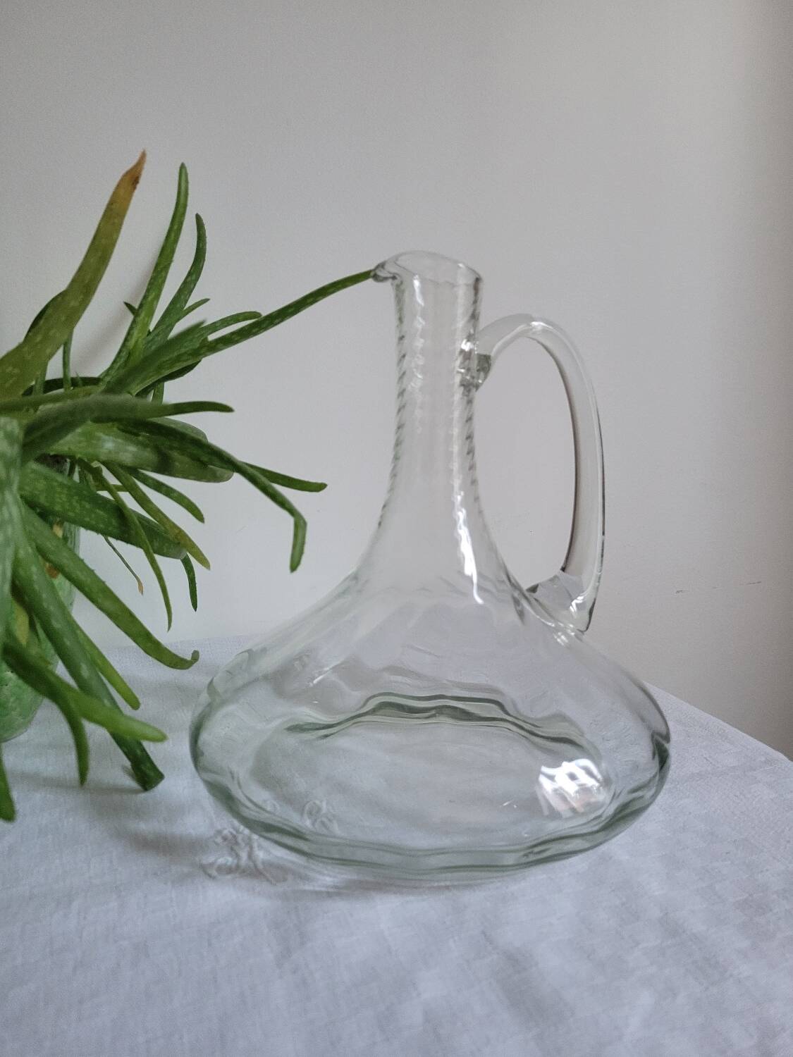 Large wine decanter